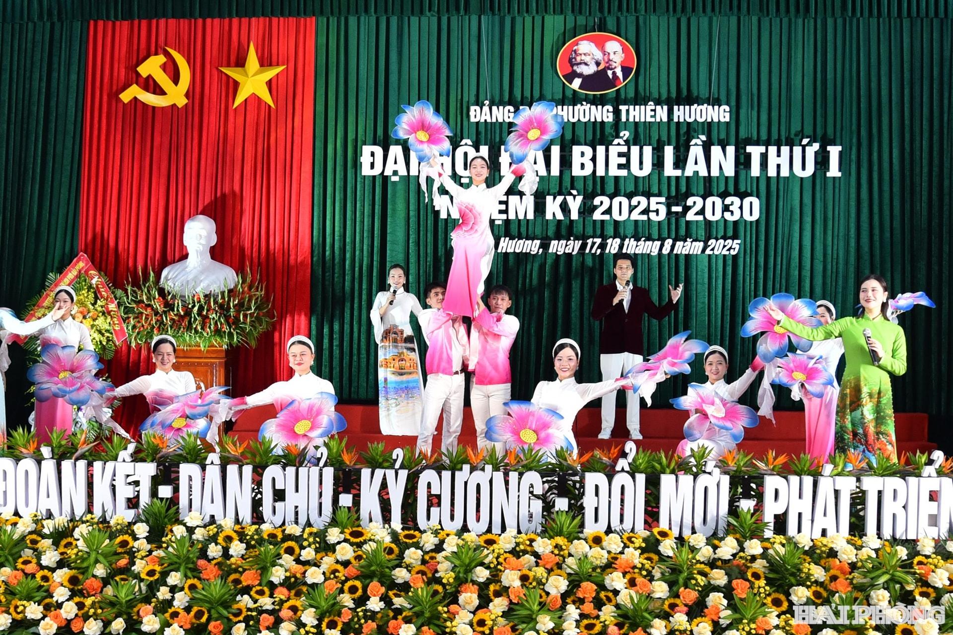 Văn nghệ chào mừng đại hội.