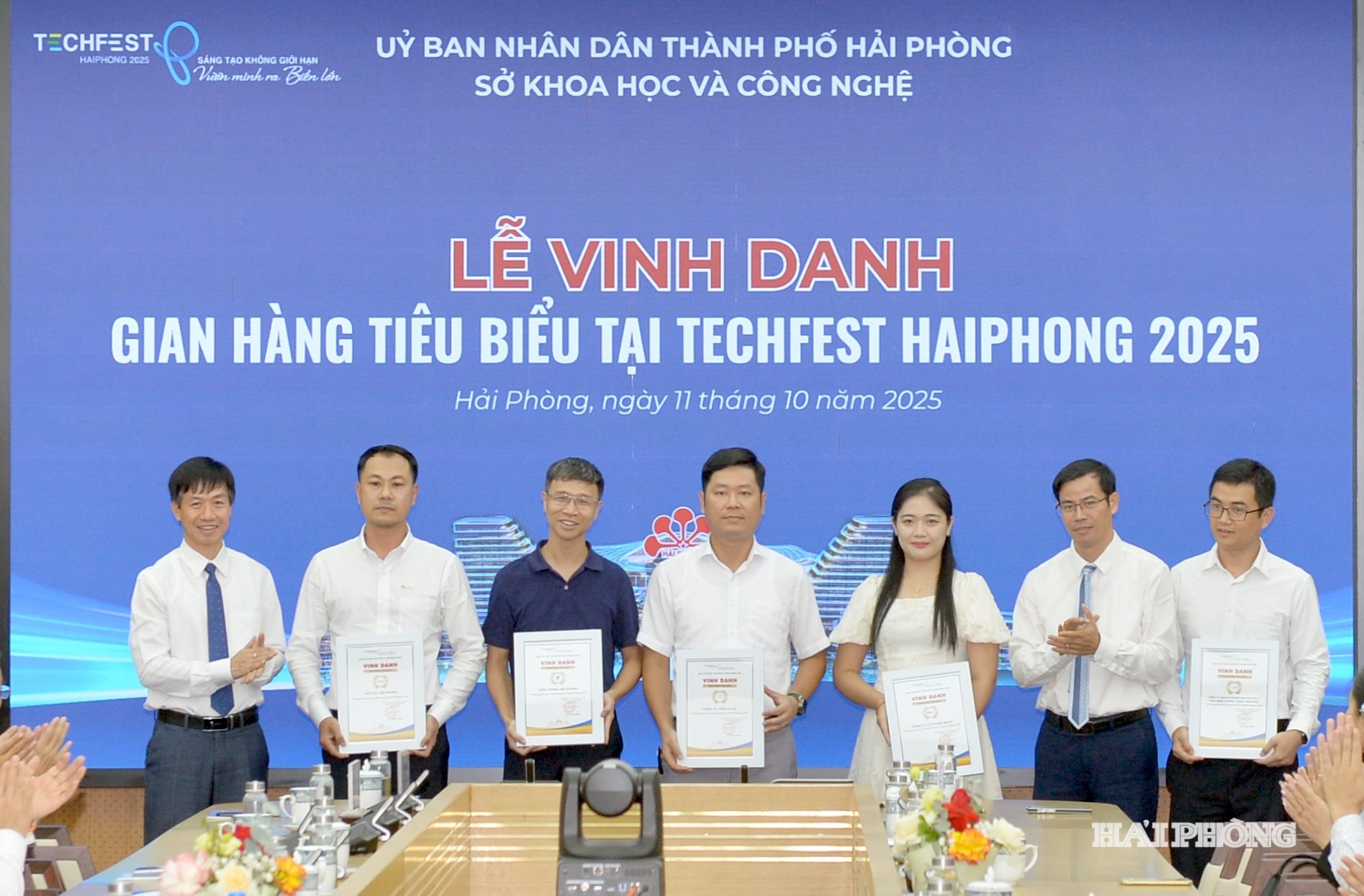 Ban tổ chức vinh danh các doanh nghiệp, đơn vị tham gia TECHFEST Hải Phòng năm 2025 tại Lễ bế mạc