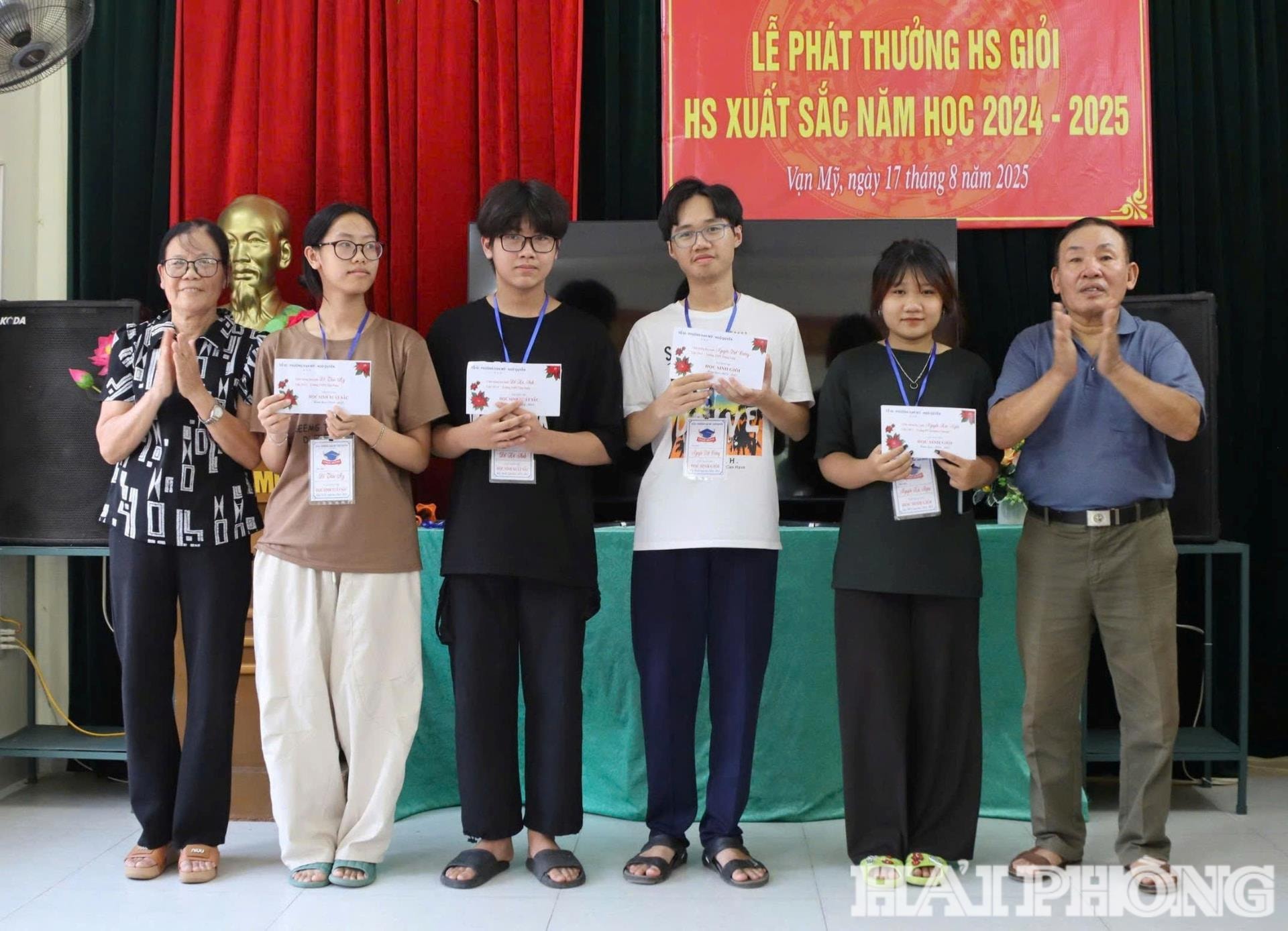 Bí thư Chi bộ tổ dân phố số 34 (phường Ngô Quyền) khen thưởng học sinh có thành tích cao trong học tập