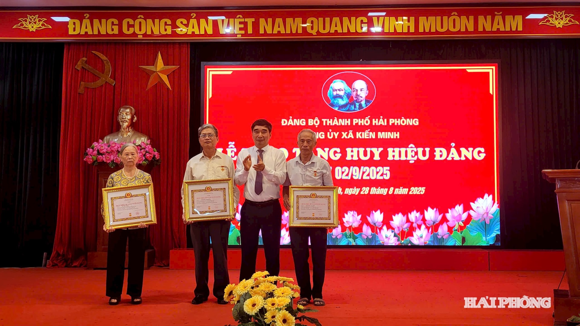 Đồng chí Bùi Văn Thăng trao huy hiệu 60, 50 năm tuổi Đảng tặng các đồng chí đảng viên