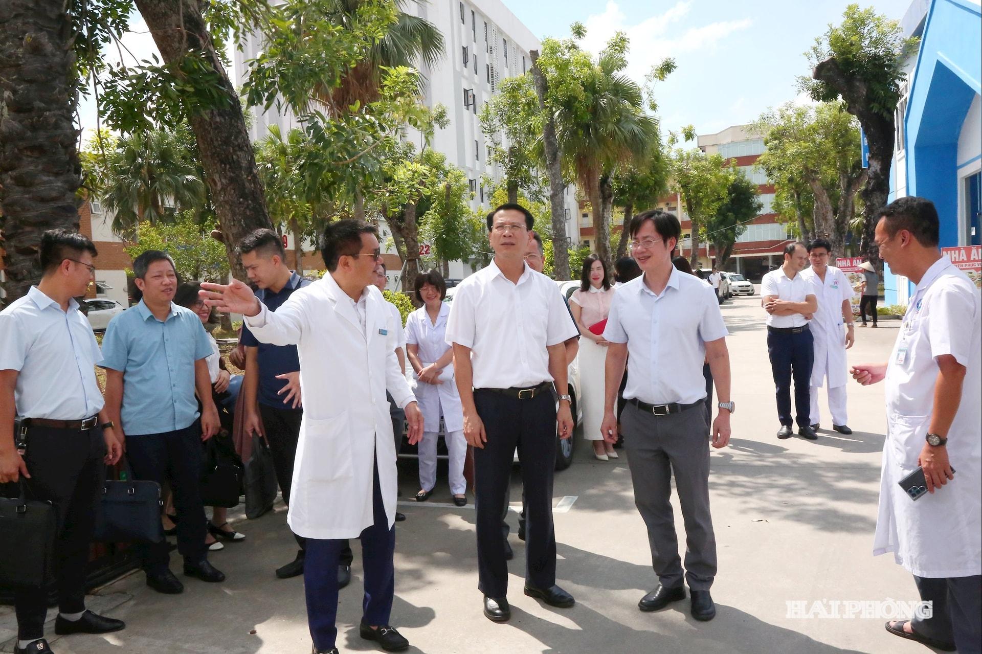 Đồng chí Bùi Đức Quang, Thành ủy viên, Phó chủ tịch HĐND thành phố cùng Ban Kinh tế Ngân sách HĐND thành phố giám sát Bệnh viện Kiến An.Ảnh Đỗ Hiền