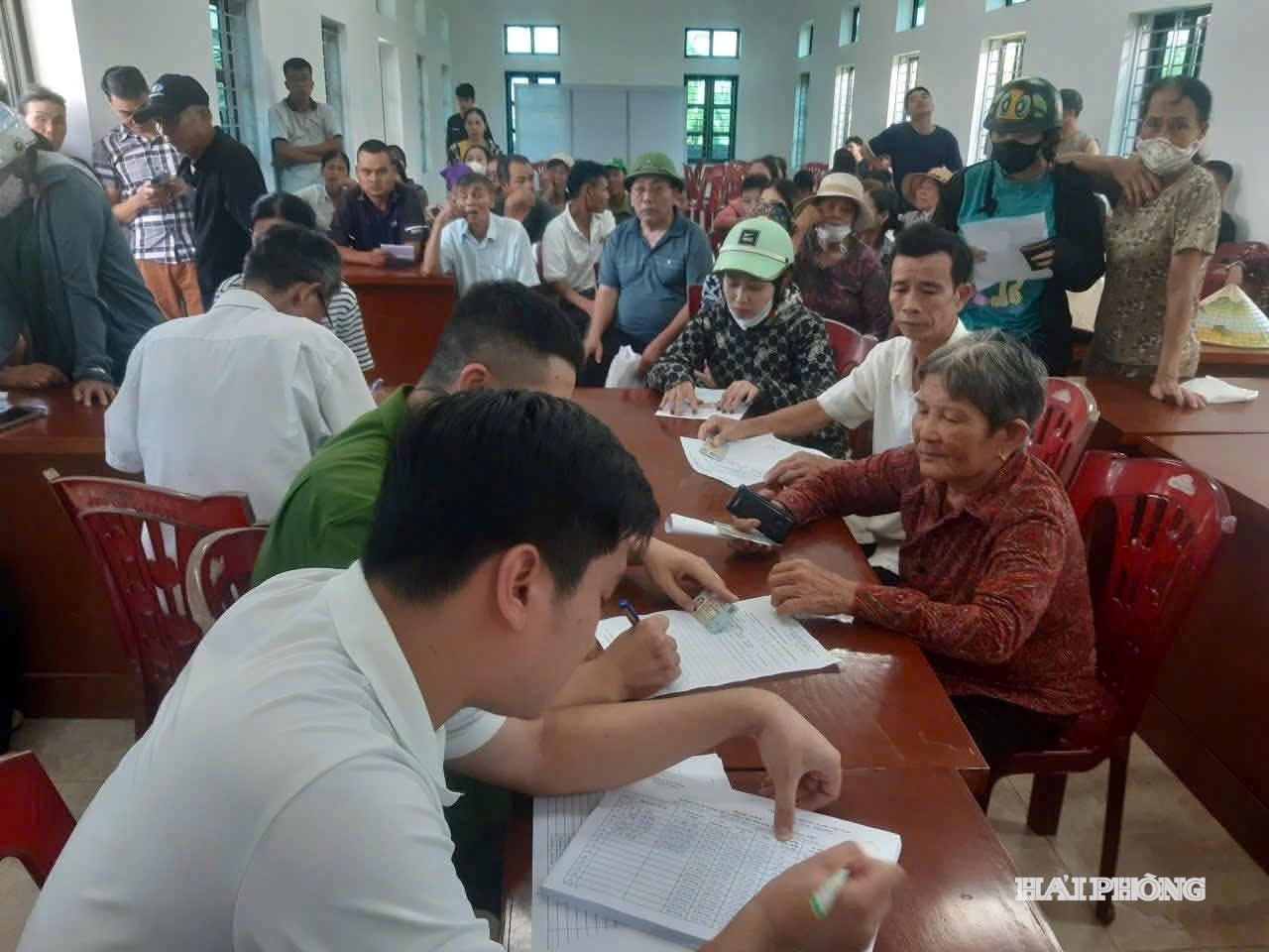 Xã Kiến Thụy gửi quà của Nhà nước dịp 2/9 đến người dân