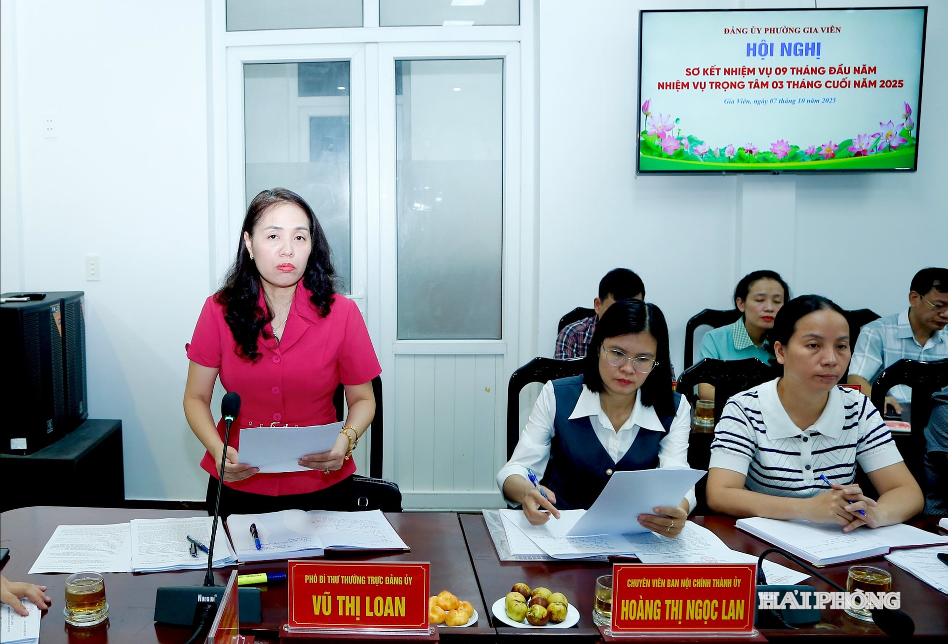 Đồng chí Vũ Thị Loan, Phó bí thư Thường trực Đảng ủy phường Gia Viên phát biểu ý kiến.