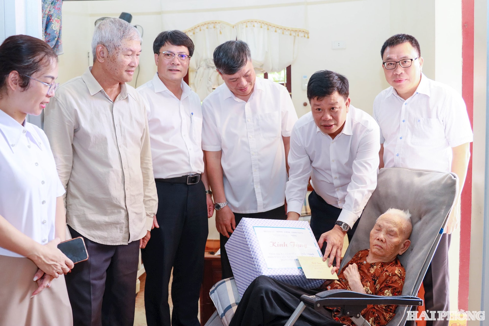 Đồng chí Lê Trung Kiên, Ủy viên Ban Thường vụ Thành ủy, Trưởng Ban Quản lý Khu kinh tế Hải Phòng thăm tặng quà