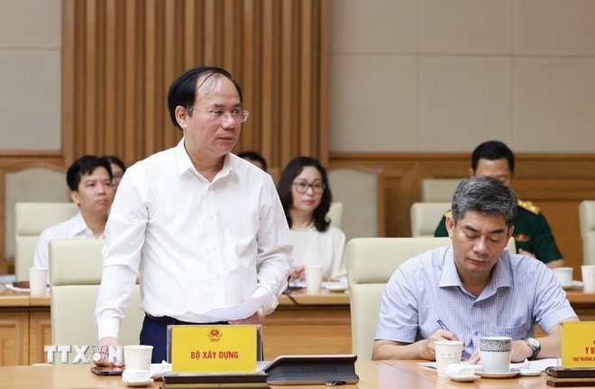 Thứ trưởng Bộ Xây dựng Nguyễn Văn Sinh báo cáo sơ kết việc thực hiện chỉ tiêu phát triển nhà ở xã hội 7 tháng đầu năm 2025. (Ảnh: Dương Giang/TTXVN) ttxvn-thu-tuong-chu-tri-hoi-nghi-so-ket-viec-thuc-hien-chi-tieu-phat-trien-nha-o-xa-hoi7.jpg