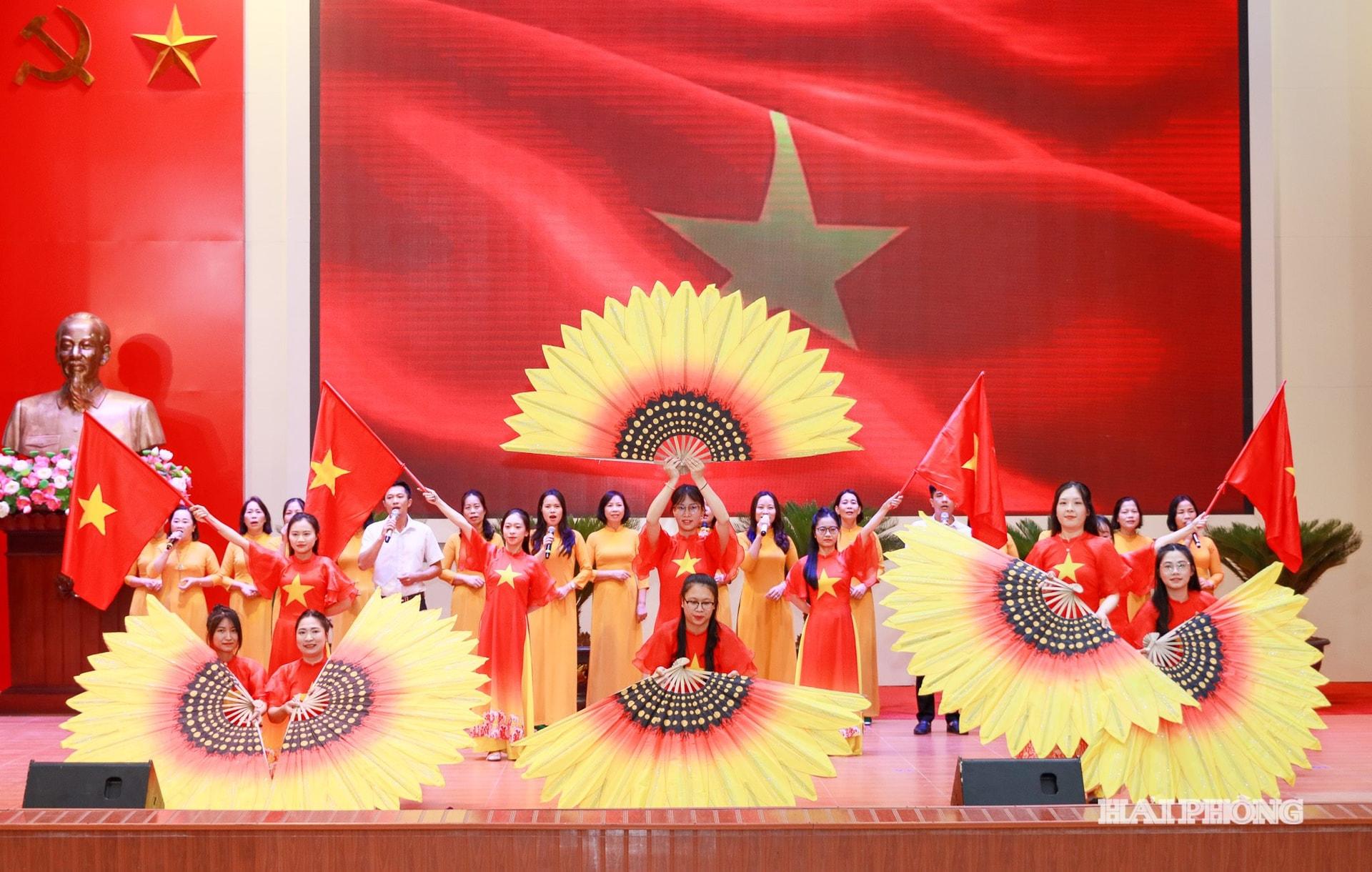 Tiết mục văn nghệ chào mừng tại buổi lễ