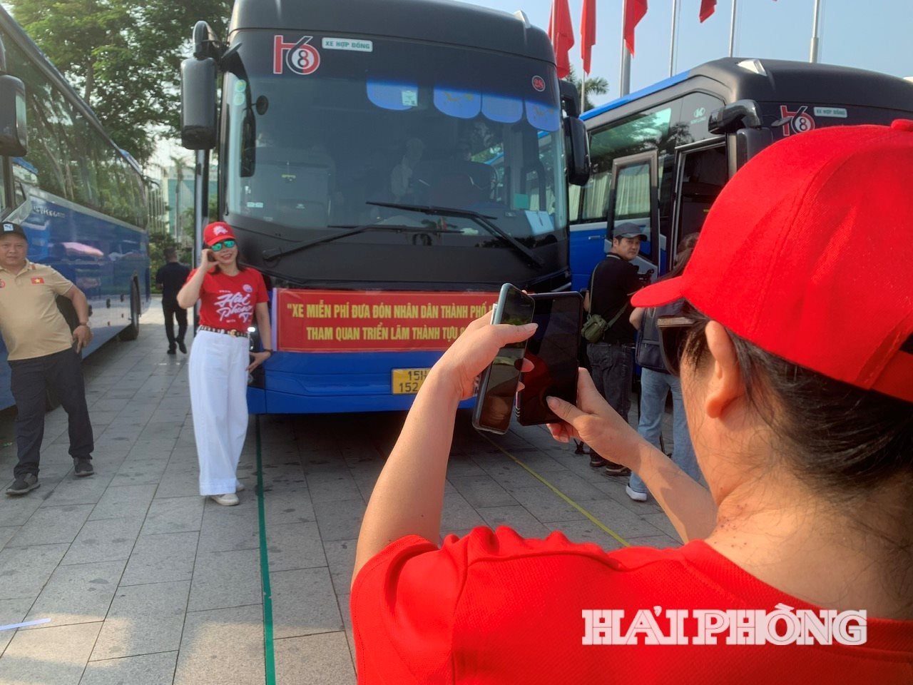 Người dân thành phố phấn khởi check-in những chuyến xe miễn phí
