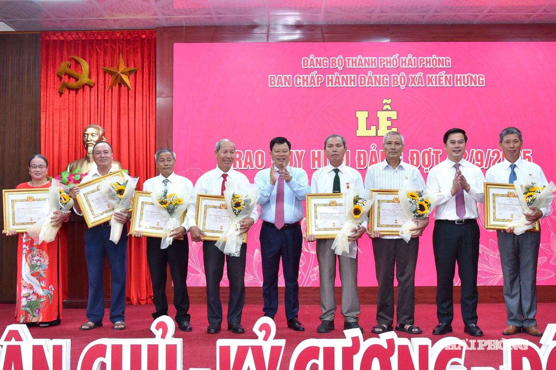 Đồng chí Lê Trung Kiên, Ủy viên Ban Thường vụ Thành ủy, Trưởng Ban Quản lý Khu Kinh tế Hải Phòng trao Huy hiệu Đảng đợt 2/9 tặng các đảng viên trên địa bàn xã Kiến Hưng. Ảnh: TRUNG KIÊN