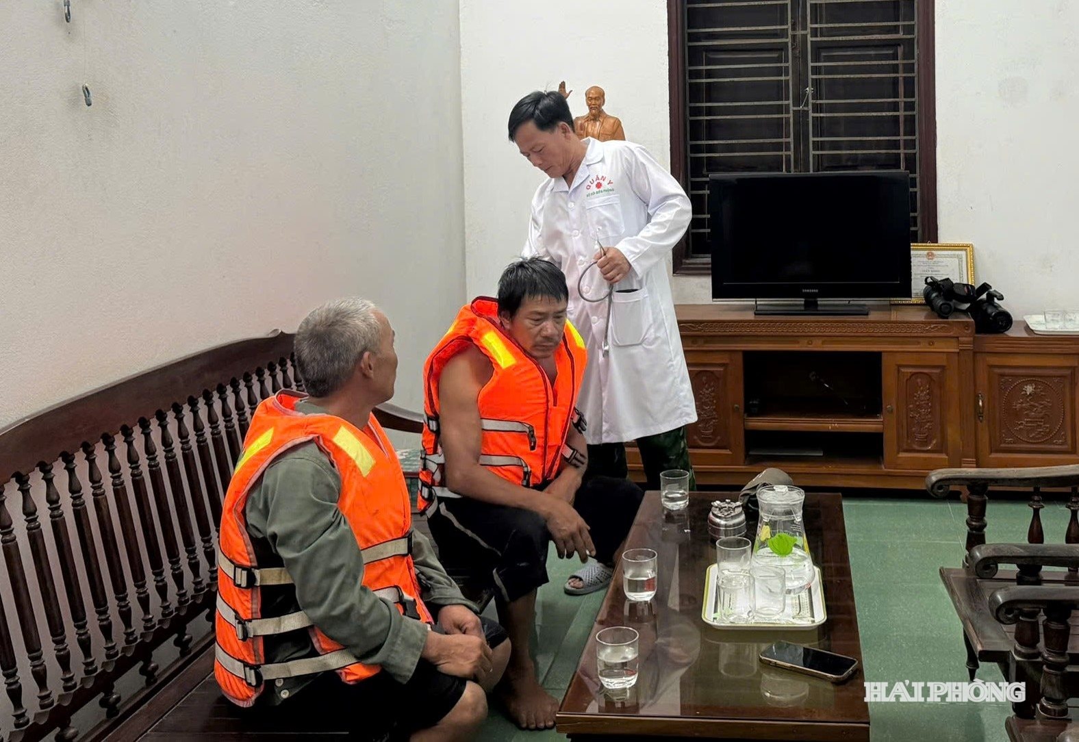 Cán bộ quân y Đồn Biên phòng Cát Hải chăm sóc sức khỏe cho các thuyền viên