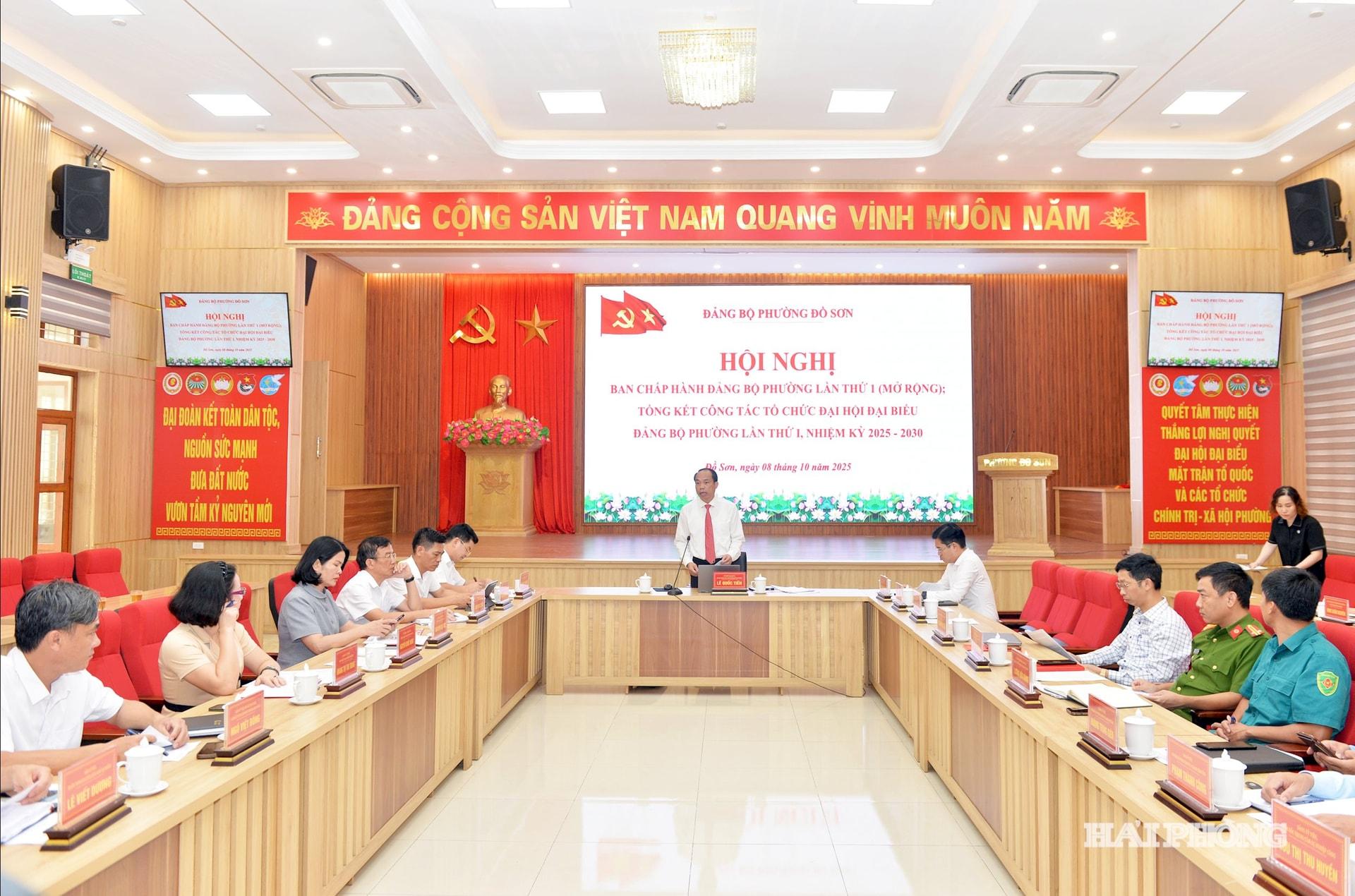 Đồng chí Lê Quốc Tiến, Ủy viên Thành ủy, Bí thư Đảng ủy phường Đồ Sơn phát biểu tại hội nghị