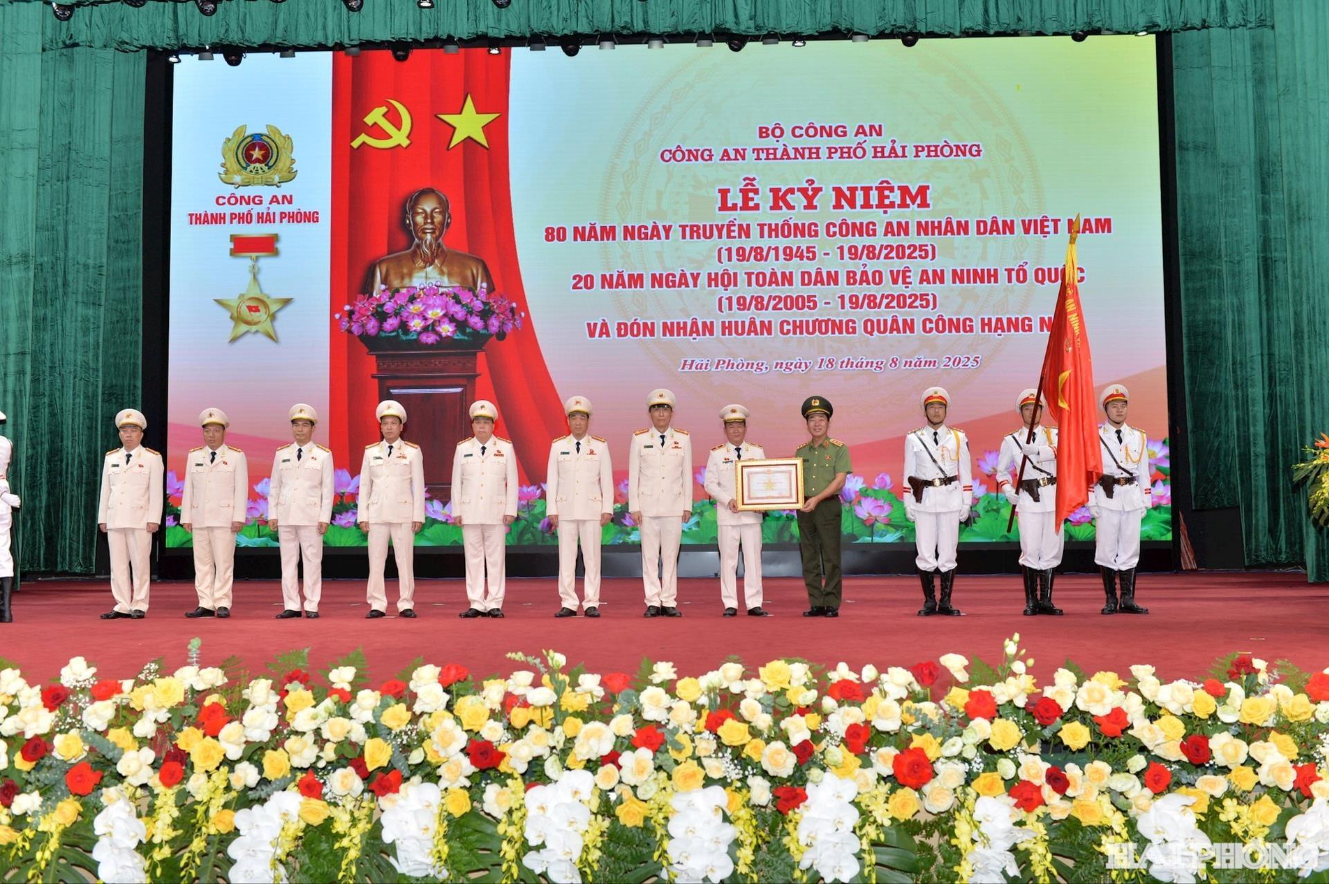 Thượng tướng Trần Quốc Tỏ, Ủy viên Trung ương Đảng, Thứ trưởng Bộ Công an trao Huân chương Quân công hạng nhì tặng Công an thành phố Hải Phòng