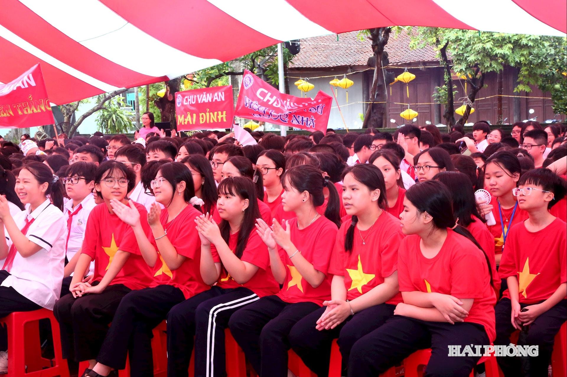 Các cổ động viên cổ vũ cho các đội thi