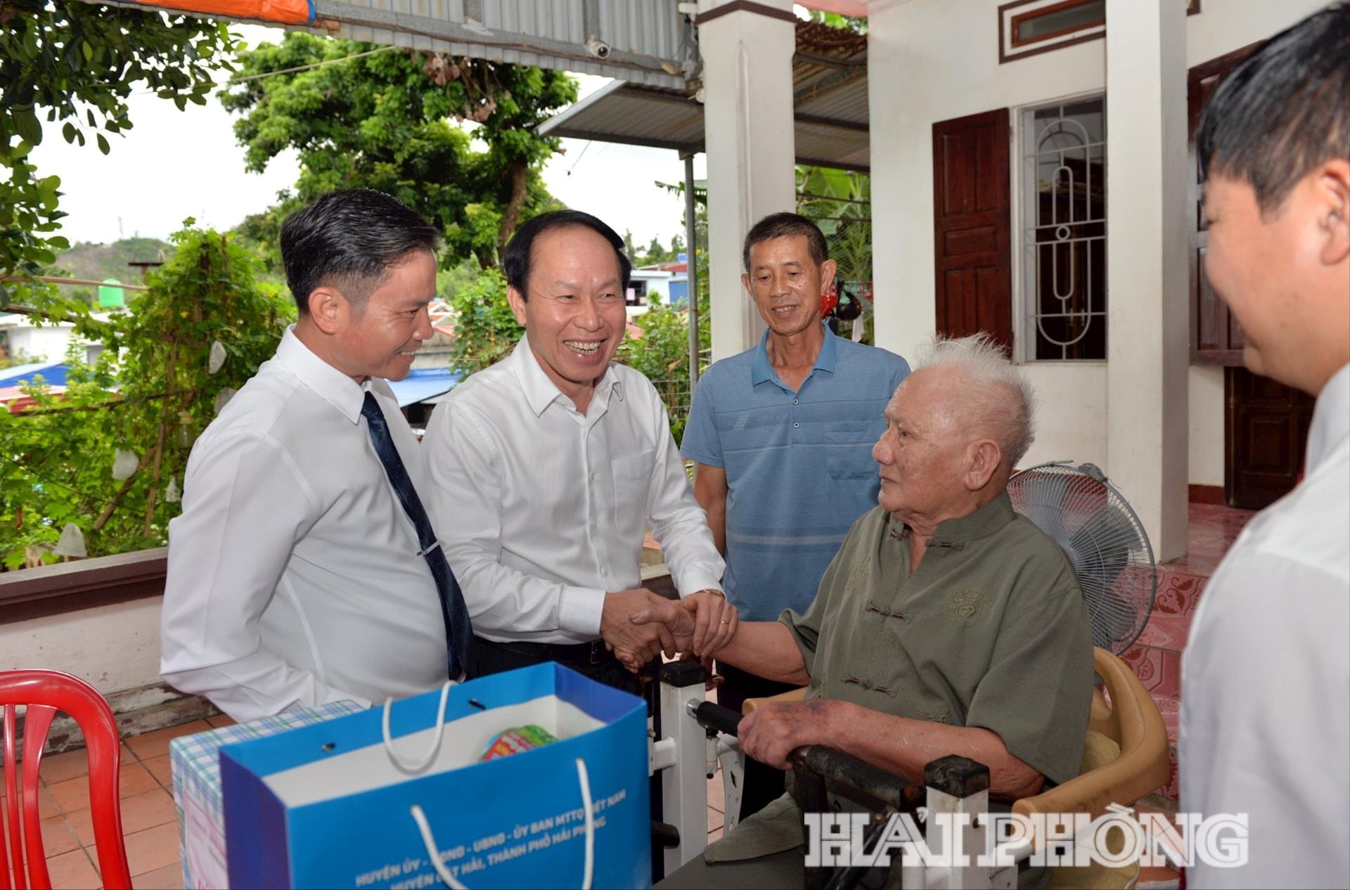 Đồng chí Lê Tiến Châu, Ủy viên Ban chấp hành Trung ương Đảng, Bí thư Thành ủy, Trưởng đoàn đại biểu Quốc hội thành phố ân cần thăm hỏi, trò chuyện với thương binh 4/4 Lê Trọng Canh tại thôn 3 (Cát Bà) đặc khu Cát Hải