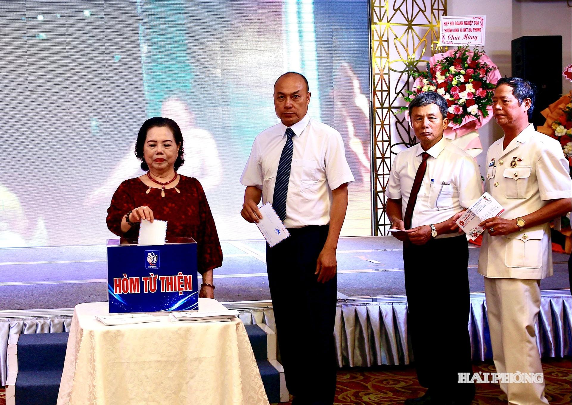 Các đại biểu quyên góp ủng hộ đồng bao vunhf lũ lụt-