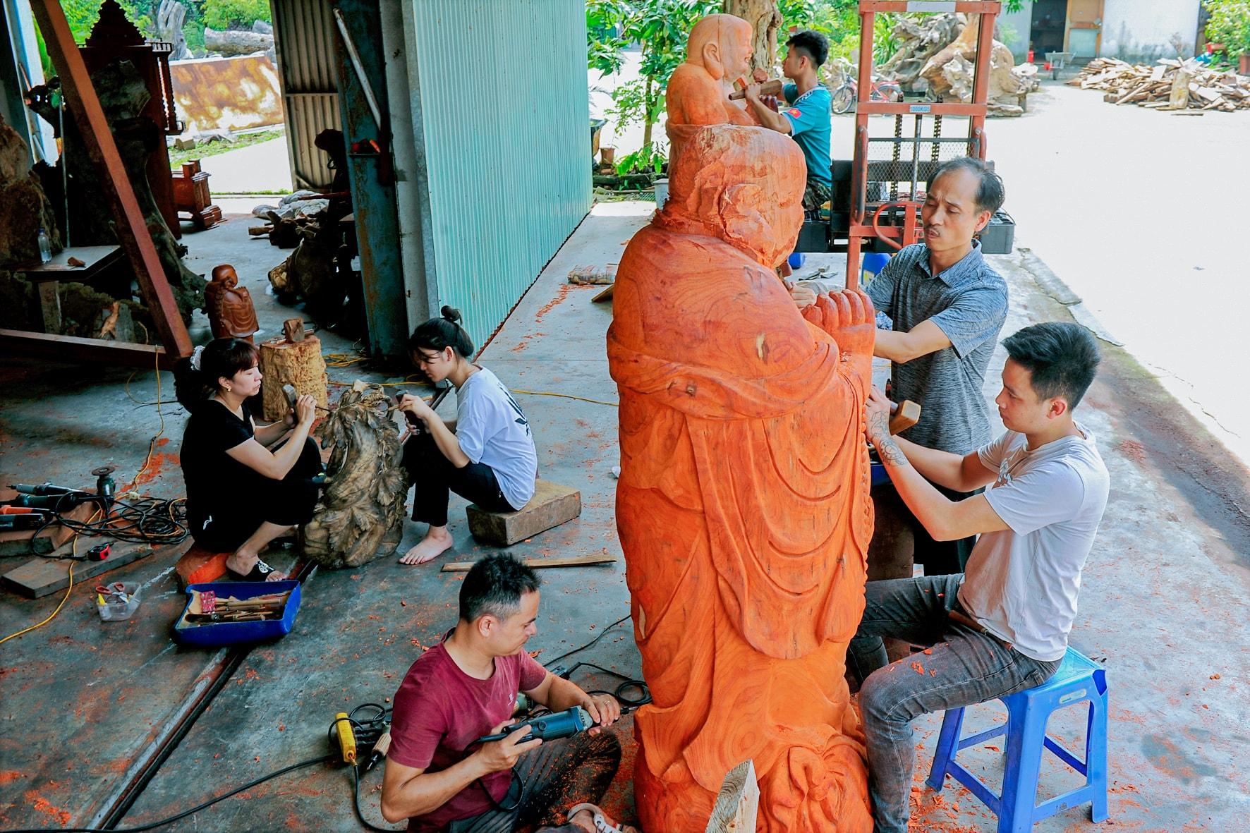 Khoảng 80% lao động ở làng nghề truyền thống mộc Đông Giao là người trẻ. Ảnh: Thành Chung 