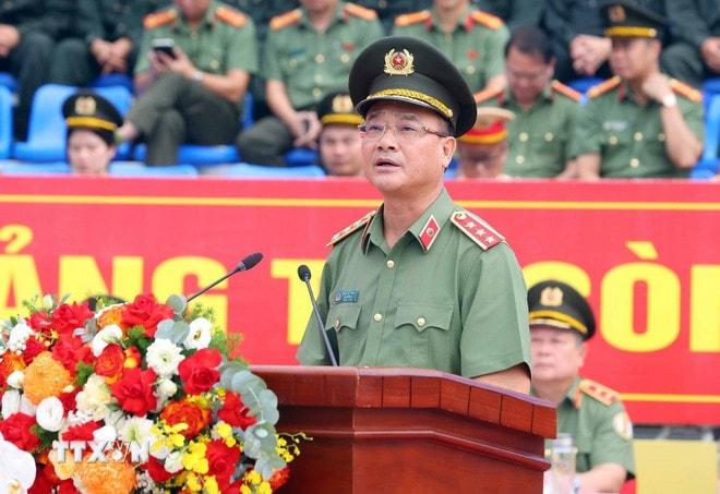 Thượng tướng Phạm Thế Tùng, Thứ trưởng Bộ Công an phát lệnh xuất quân tại buổi lễ. (Ảnh: Phạm Kiên/TTXVN) ttxvn-bo-cong-an-xuat-quan-dam-bao-antt-cho-su-kien-a80-9.jpg