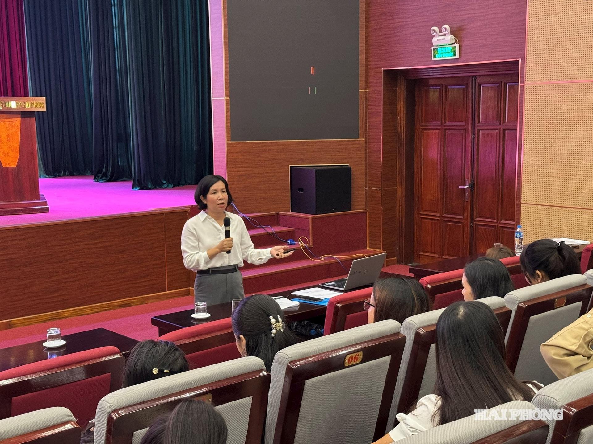 Giảng viên hướng dẫn công tác chuẩn bị, tổ chức đại hội