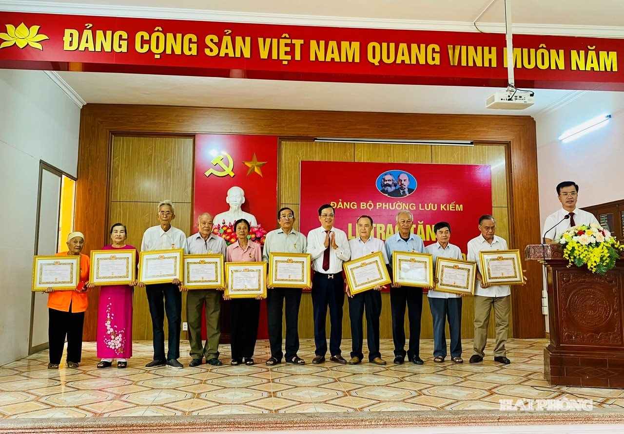 Lãnh đạo Đảng ủy phường Lưu Kiếm trao Huy Hiệu Đảng tặng các đảng viên lão thành