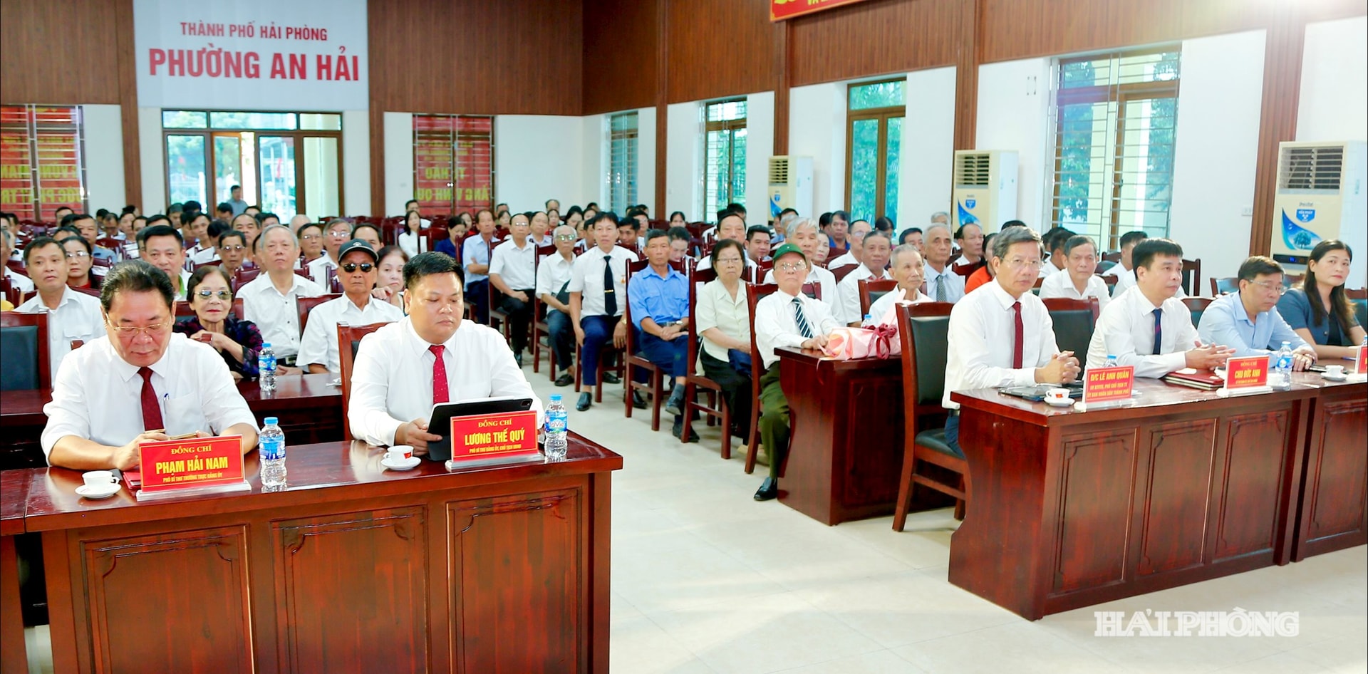 Đồng chí Lê Anh Quân, Uỷ viên ban Thường vụ Thành uỷ, Phó chủ tịch Thường trực UBND thành phố cùng các đại biểu dự lễ trao tặng huy hiệu Đảng.
