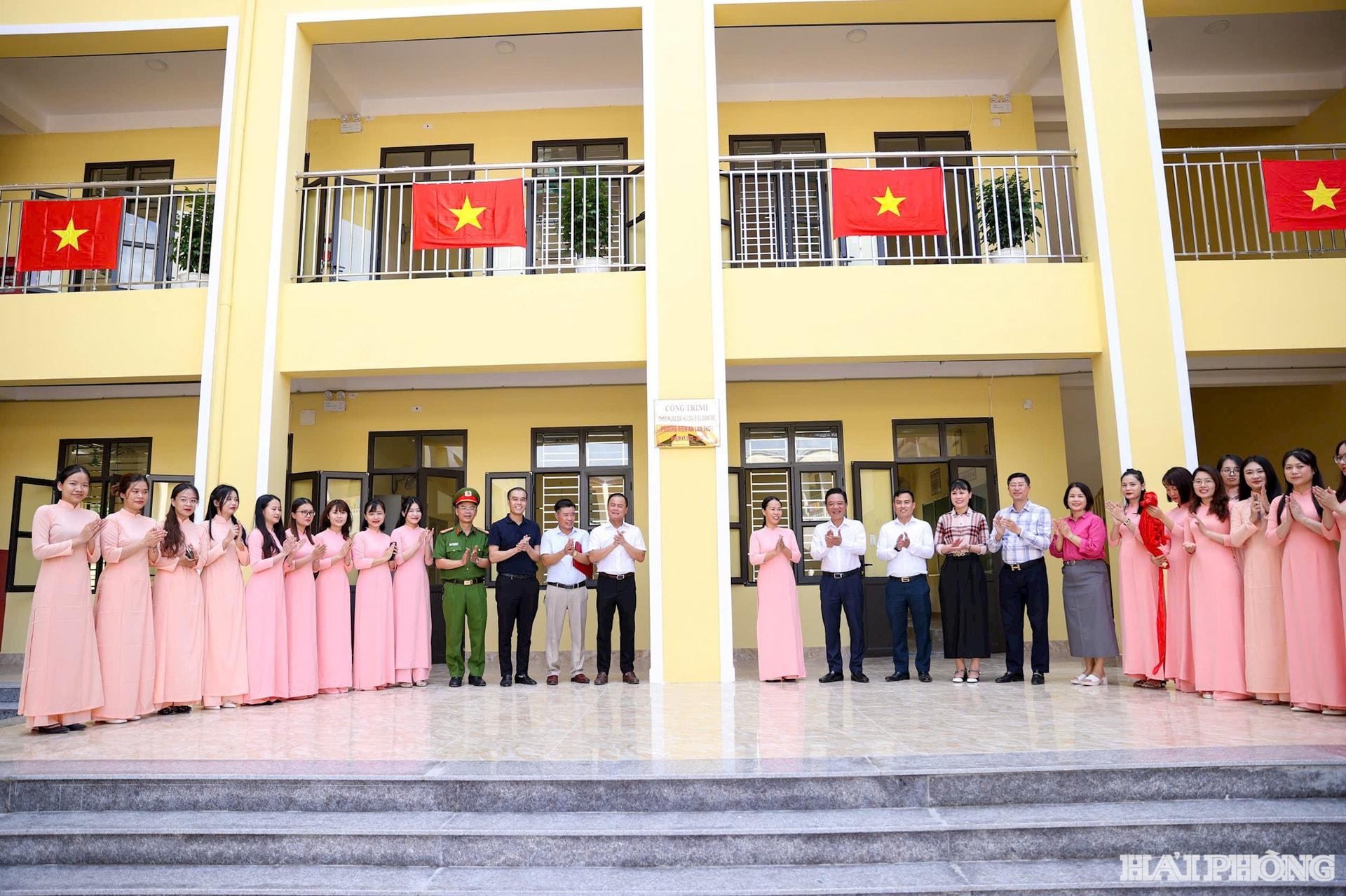 Các đồng chí lãnh đạo phường khánh thành công trình tại trường Tiểu học Đồng Hòa