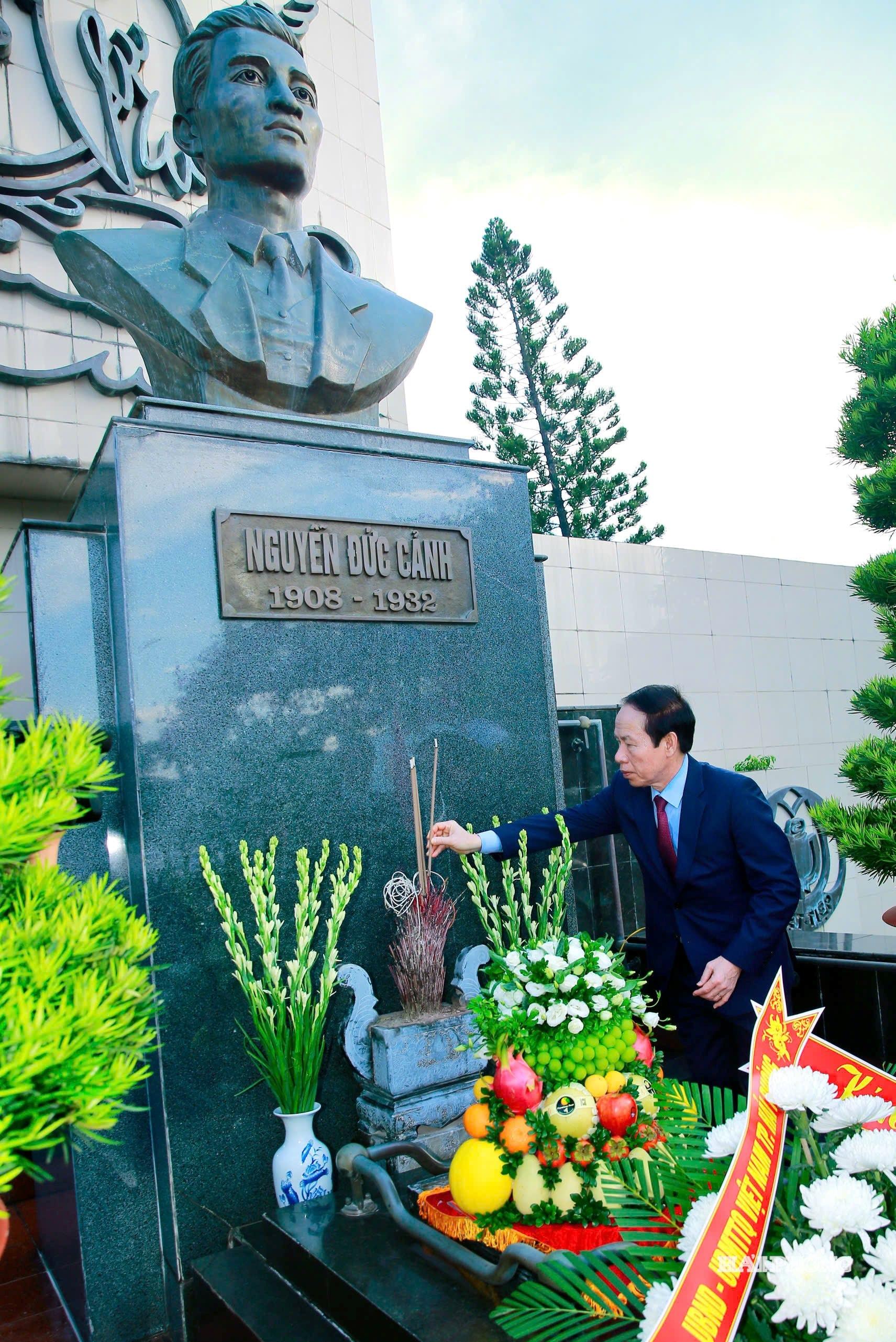 Đồng chí Lê Tiến Châu, Ủy viên Trung ương Đảng, Bí thư Thành ủy, Trưởng đoàn Đại biểu Quốc hội Hải Phòng dâng hương tưởng niệm đồng chí Nguyễn Đức Cảnh.