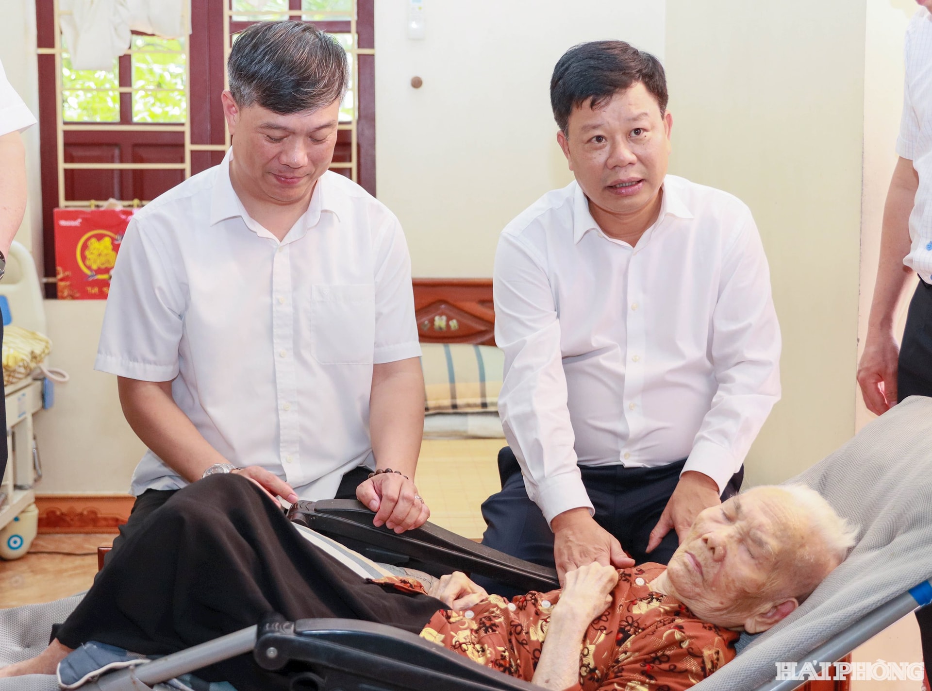 Đồng chí Lê Trung Kiên, Ủy viên Ban Thường vụ Thành ủy, Trưởng Ban Quản lý Khu kinh tế Hải Phòng thăm tặng quà