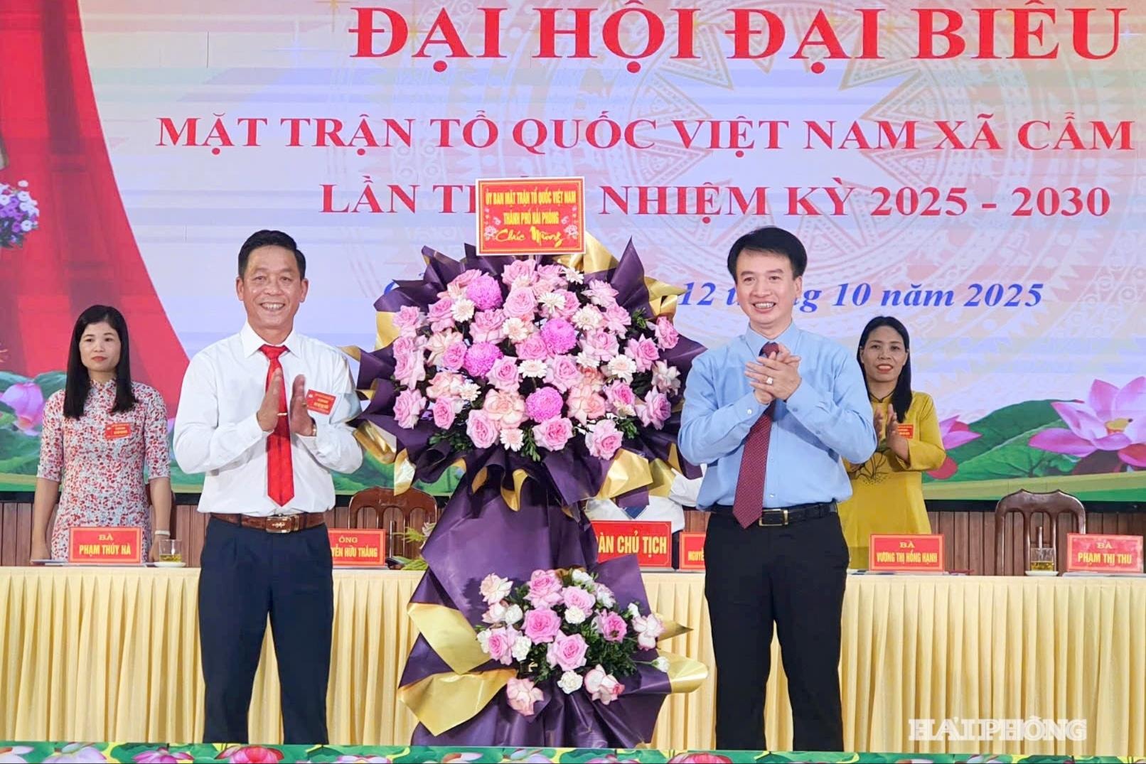 Đồng chí Nguyễn Đức Tuấn tặng hoa chúc mừng Đại hội