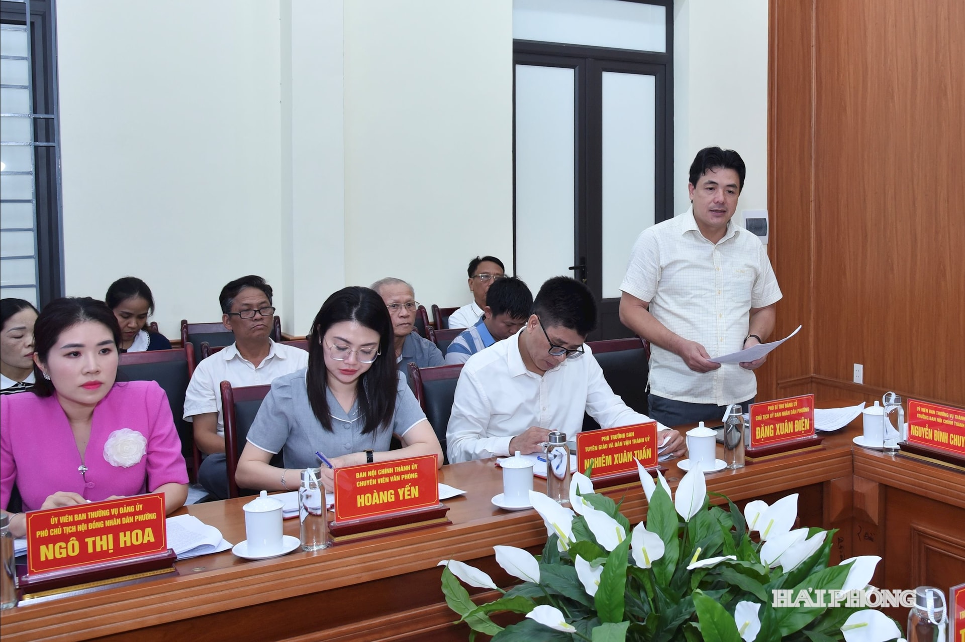 Các đại biểu tham luận tại hội nghị.