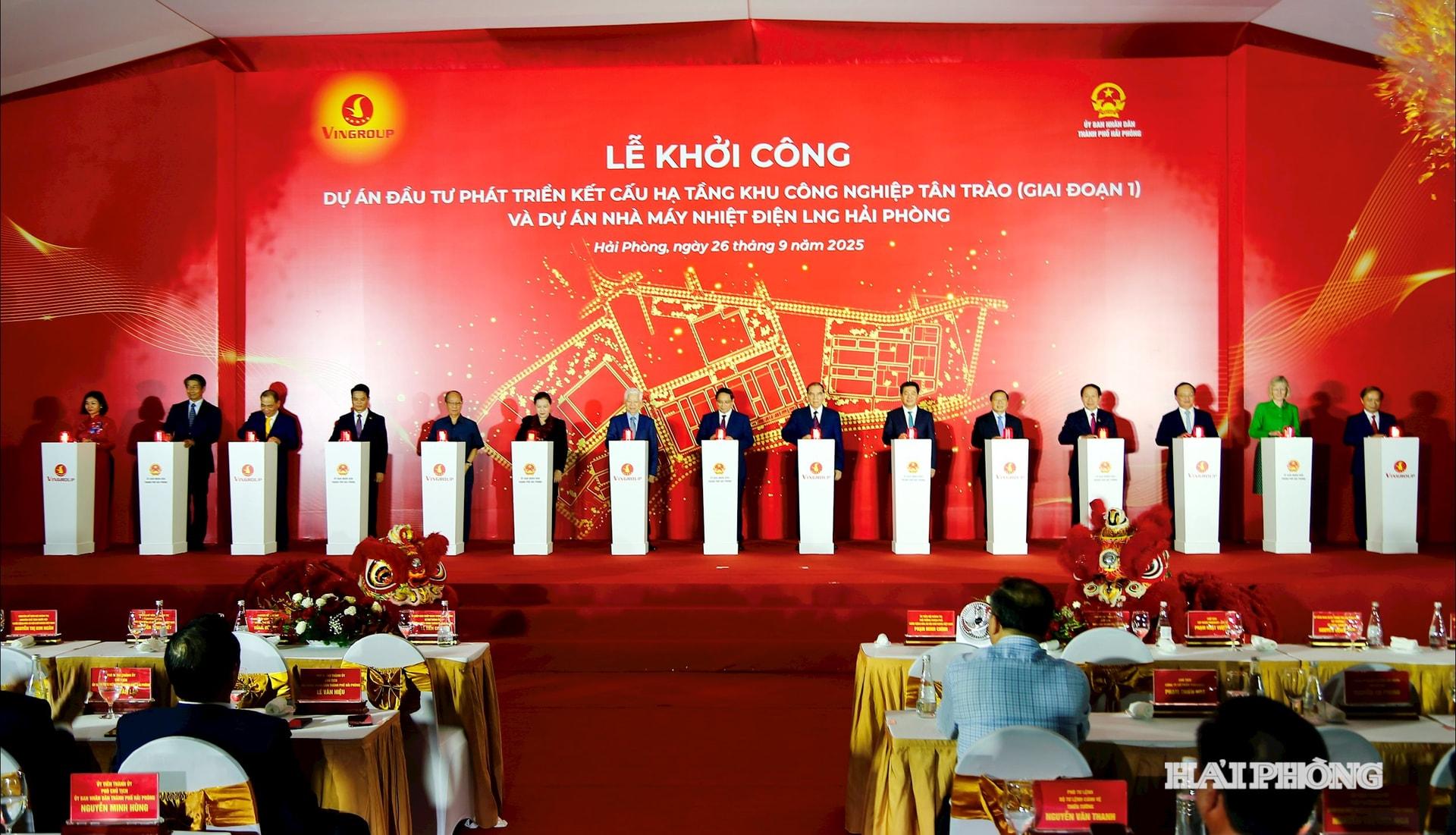 Đồng.chí Phạm Minh Chính, Uỷ viên Bộ Chính trị, Thủ tướng Chính phủ cùng các đồng chí lãnh đạo, nguyên lãnh đạo Đảng, Nhà nước, Tập đoàn Vingroup thực hiện nghi thức khởi công dự án .