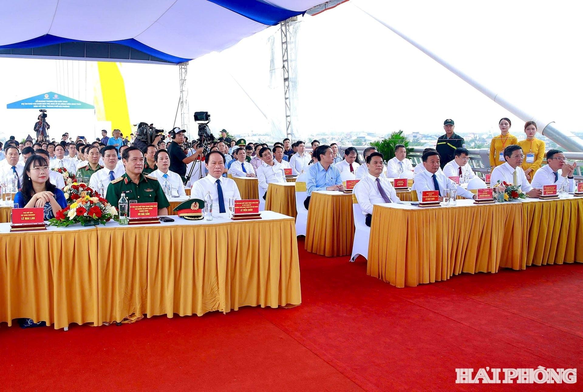 khanh-thanh-cau-may-chai 2