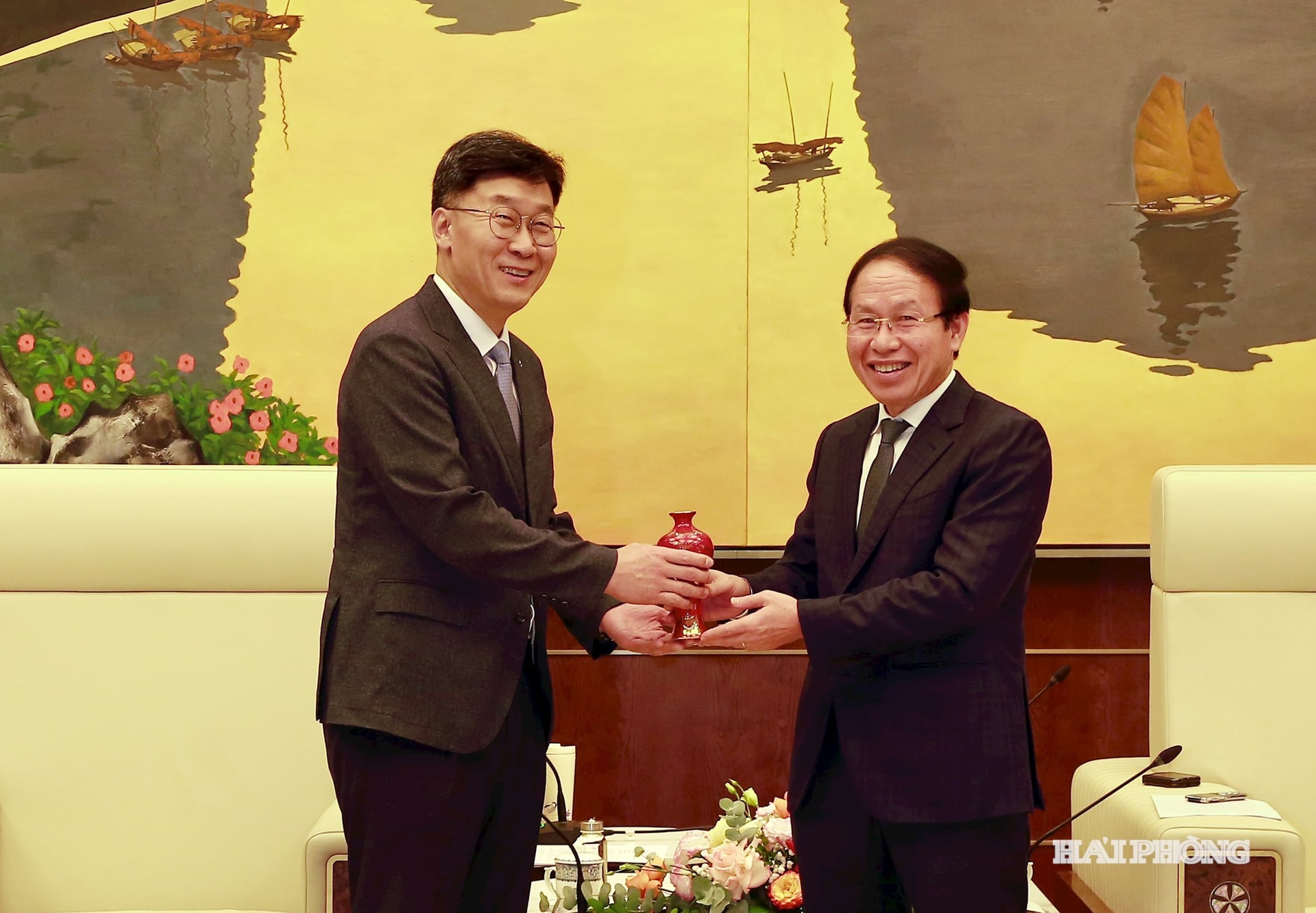 Đồng chí Lê Tiến Châu, Uỷ viên Trung ương Đảng, Bí thư Thành uỷ, Trưởng đoàn đại biểu Quốc hội Hải Phòng trao quà lưu niệm tặng Tiến sĩ Chang Joon Yeon, Phó viện trưởng Viện KIST đến thăm và làm việc tại Hải Phòng