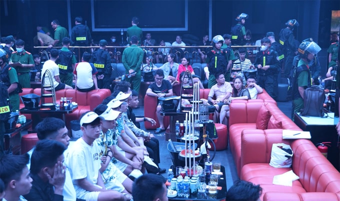 Cảnh sát kiểm tra bar Nonstop. Ảnh: Công an cung cấp