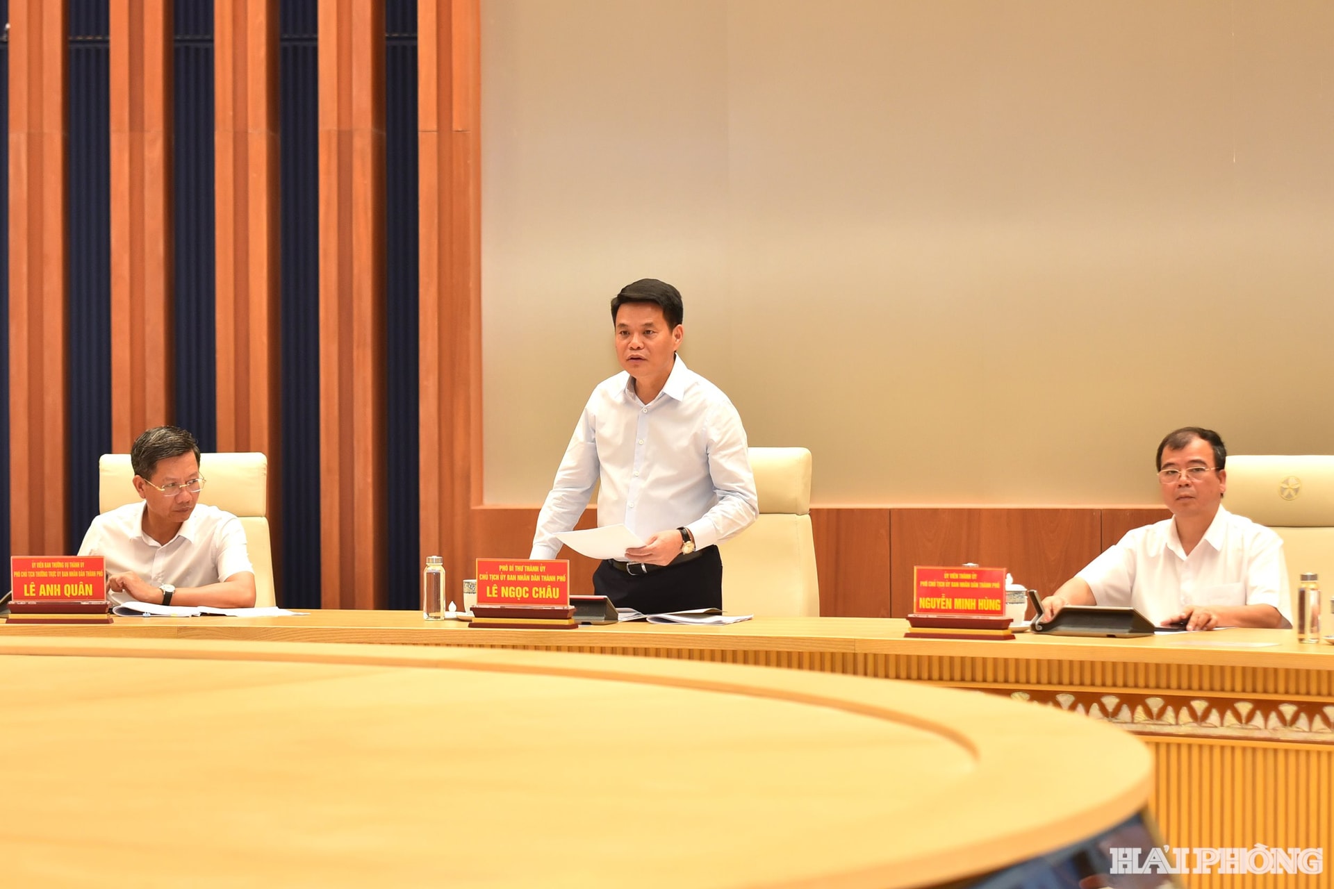 Đồng chí Lê Ngọc Châu, Chủ tịch UBND thành phố phát biểu kết luận cuộc họp. Ảnh: Trung Kiên