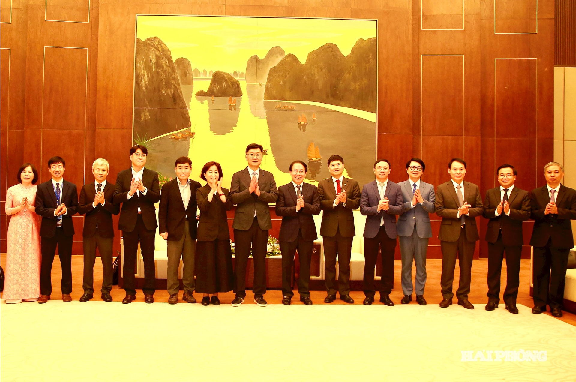 Đồng chí Lê Tiến Châu, Uỷ viên Trung ương Đảng, Bí thư Thành uỷ, Trưởng đoàn đại biểu Quốc hội Hải Phòng tiếp và làm việc với Tiến sĩ Chang Joon Yeon, Phó viện trưởng Viện KIST đến thăm và làm việc tại Hải Phòng