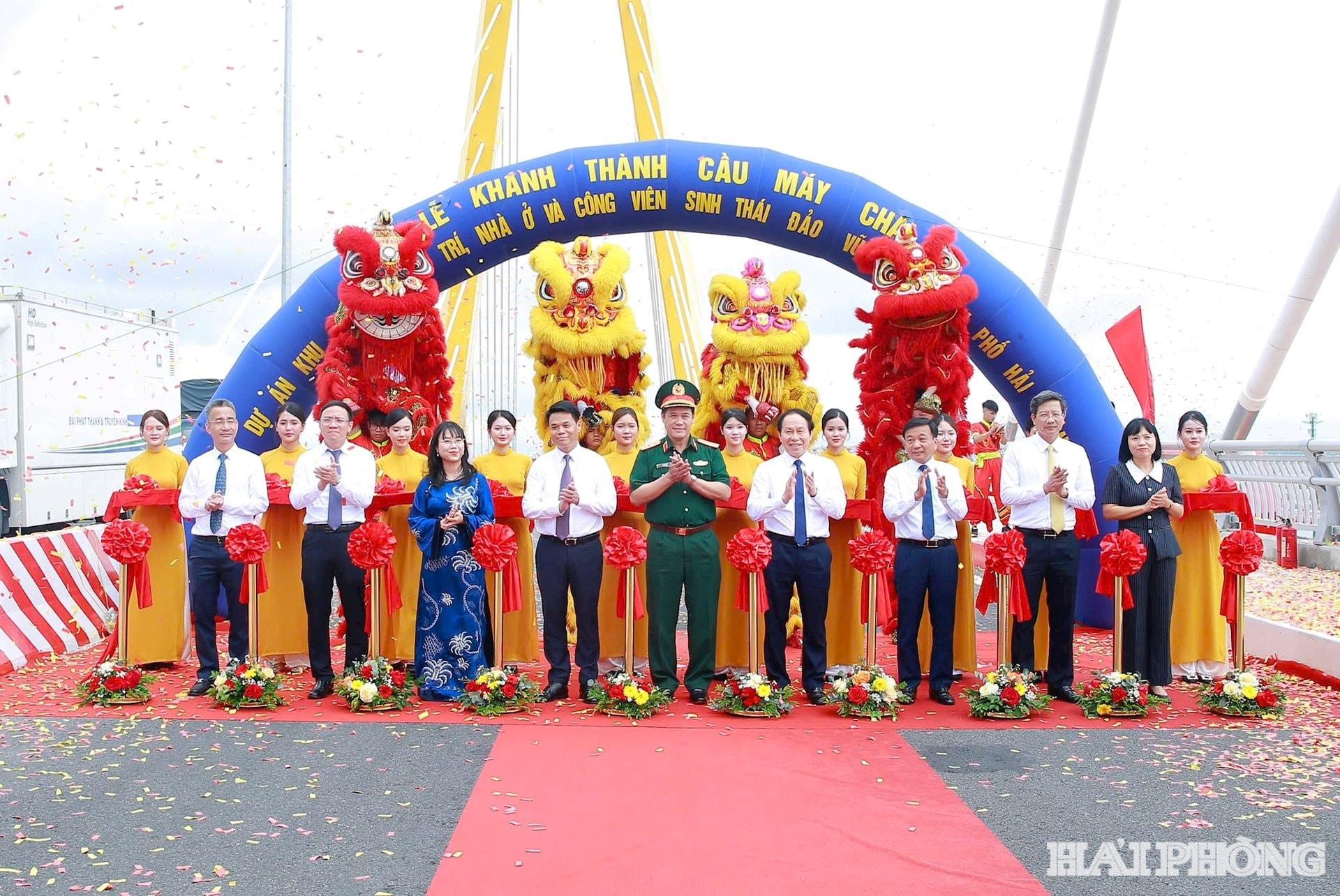 khanh-thanh-cau-may-chai 3