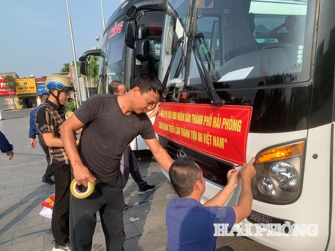 Các bác tài gắn biển nhận diện các chuyến xe miễn phí