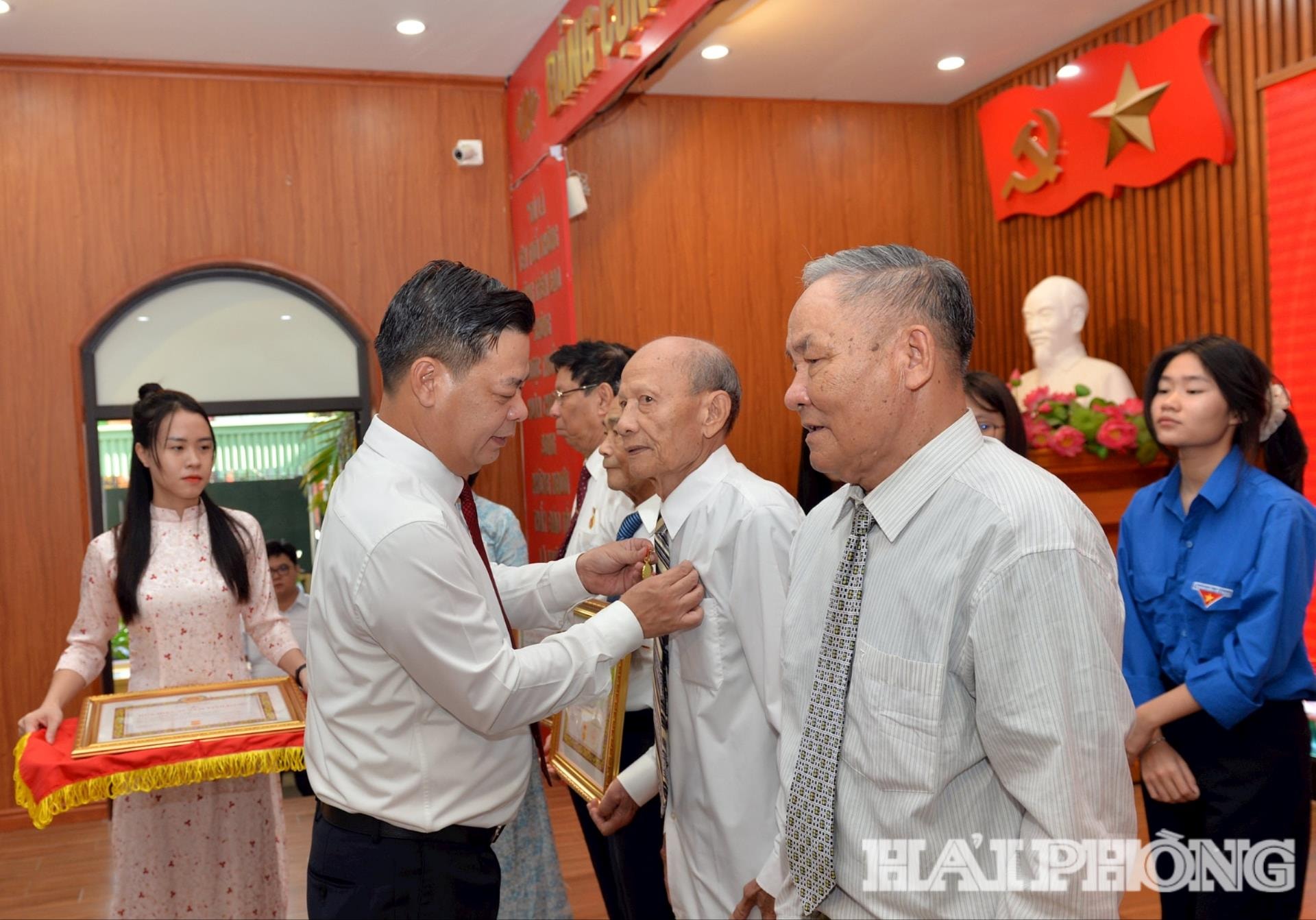 Đồng chí Phạm Văn Thép, Ủy viên Ban Thường vụ Thành ủy, Giám đốc Sở Khoa học và công nghệ gắn huy hiệu tặng các đồng chí Đảng viên