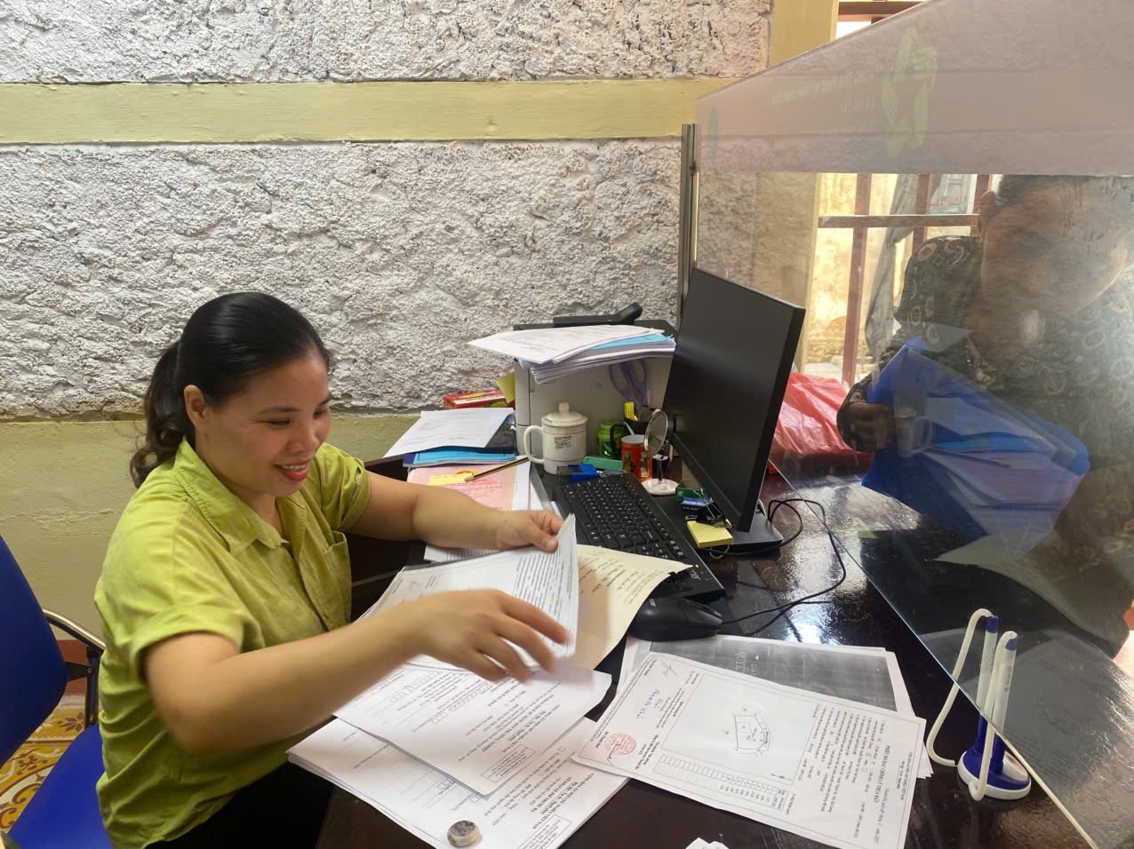 Cán bộ UBND xã Hà Tây rà soát hồ sơ liên quan đến việc đề nghị cấp giấy chứng nhận quyền sử dụng đất lần đầu của người dân