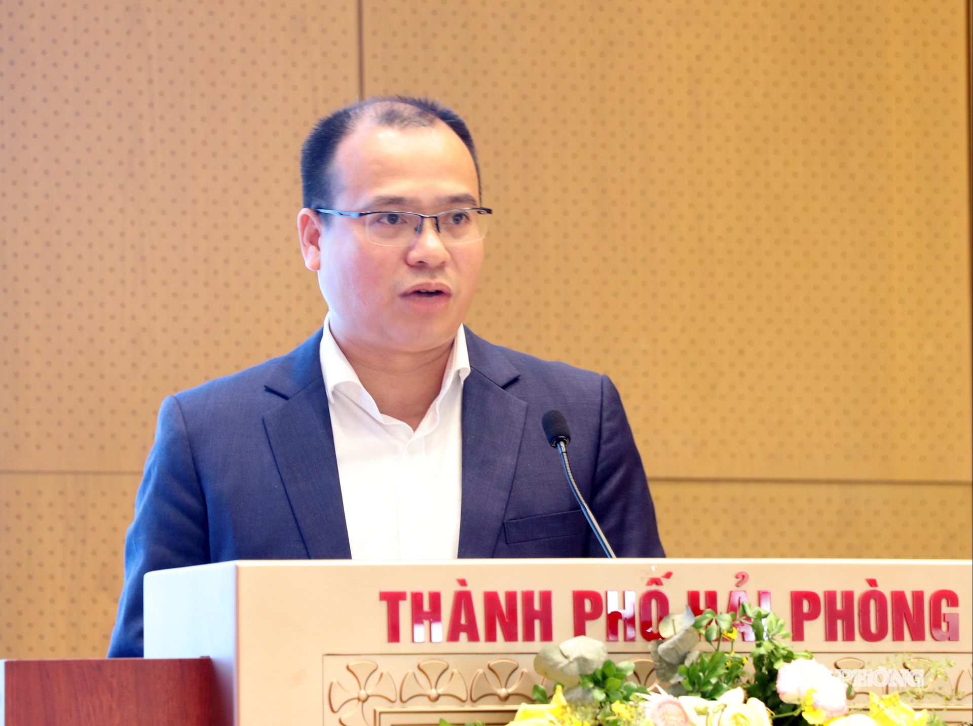 PGS- TS Nguyễn Minh Đức, Phó hiệu trưởng trường Đại học Hàng Hải Việt Nam phát biểu tham luận tại hội thảo