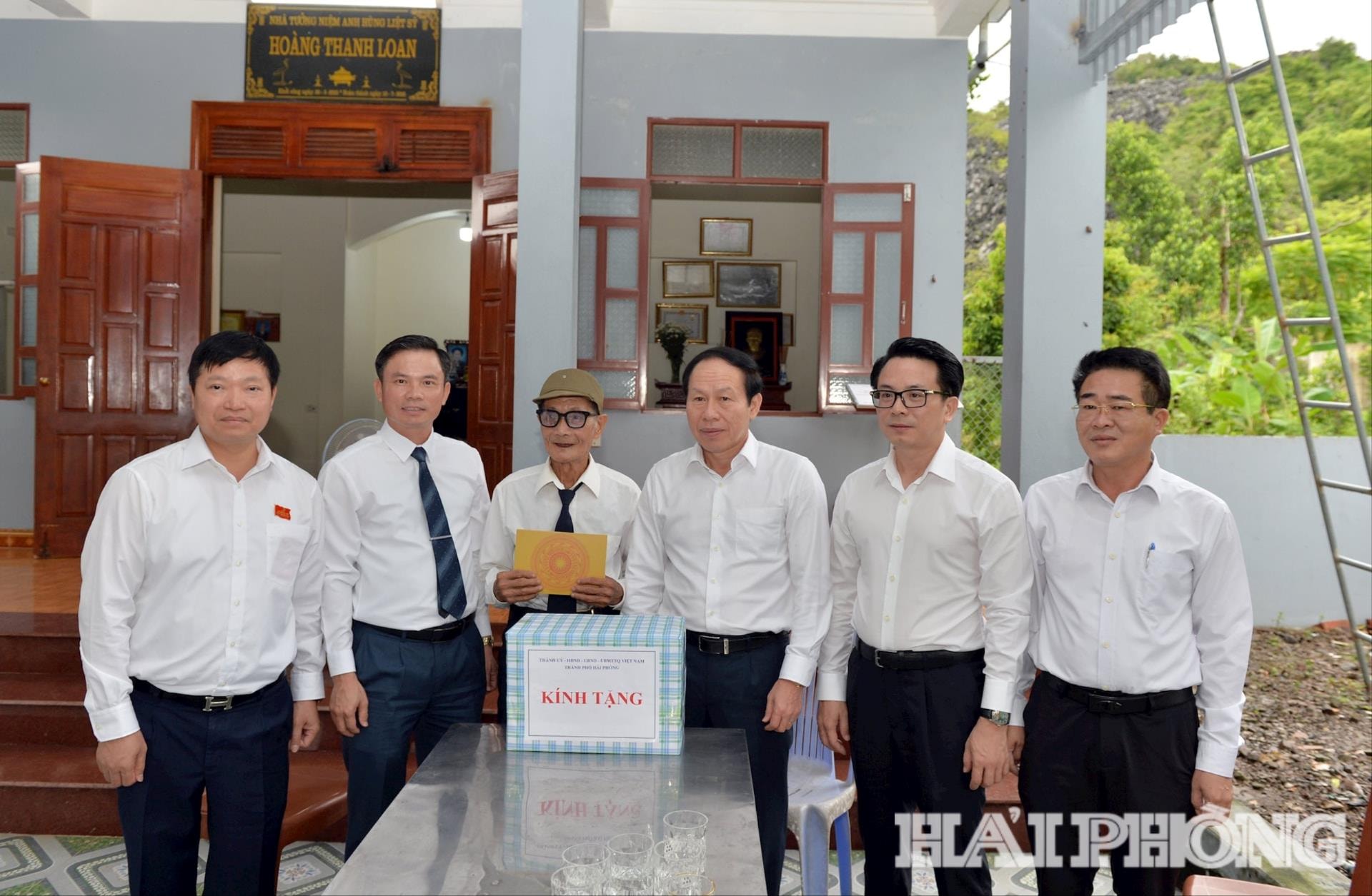 Đồng chí Lê Tiến Châu, Ủy viên Ban chấp hành Trung ương Đảng, Bí thư Thành ủy, Trưởng đoàn đại biểu Quốc hội thành phố tặng quà Hoàng Văn Vân, người thờ cúng Liệt sĩ, Anh hùng Lực lượng vũ trang nhân dân Hoàng Thanh Loan (tại thôn Minh Châu, đặc khu Cát Hải)