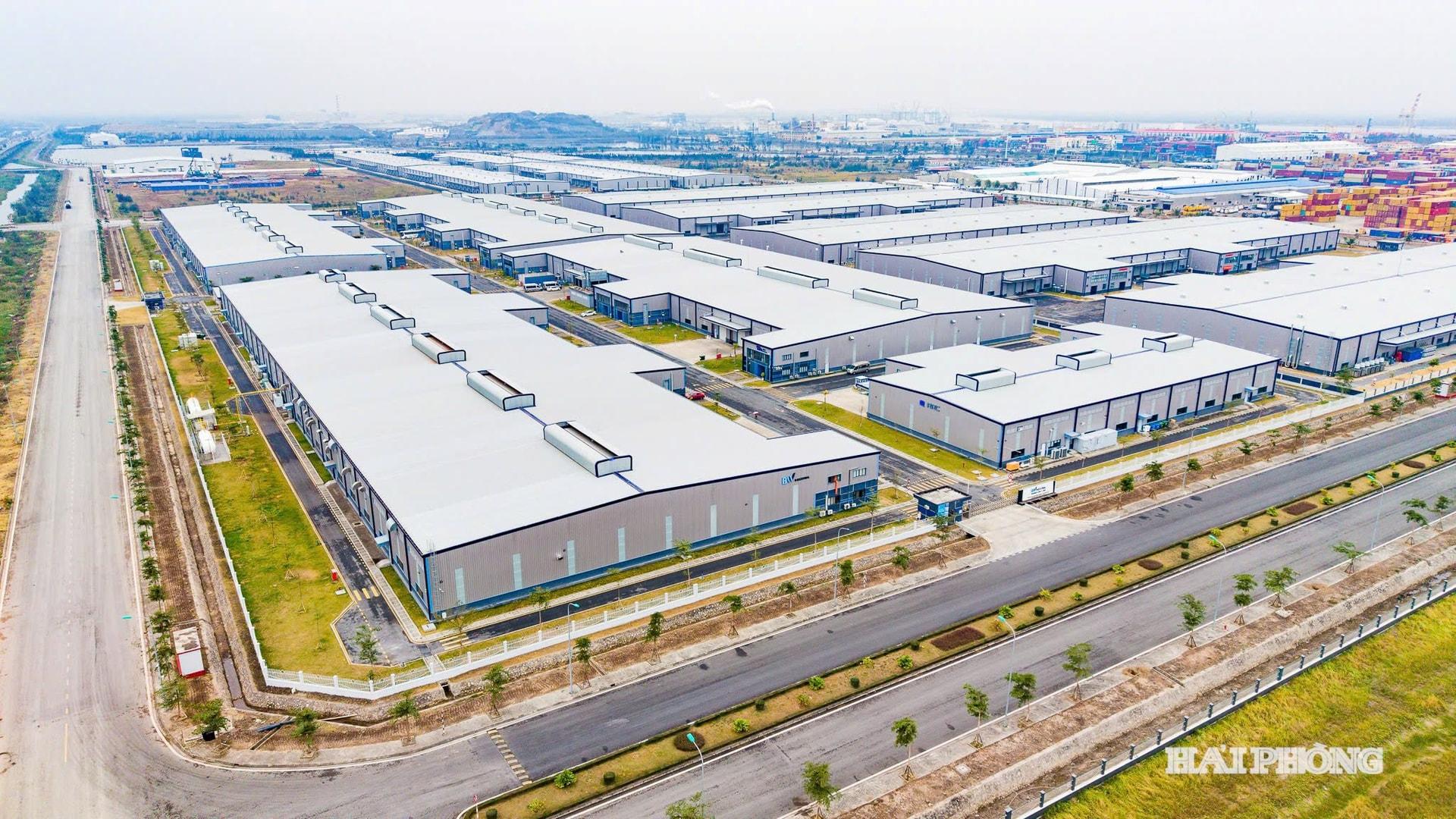 Khu công nghiệp Nam Đình Vũ hiện đại xây dựng trên quỹ đất lấn biển. Ảnh: LÊ DŨNG
