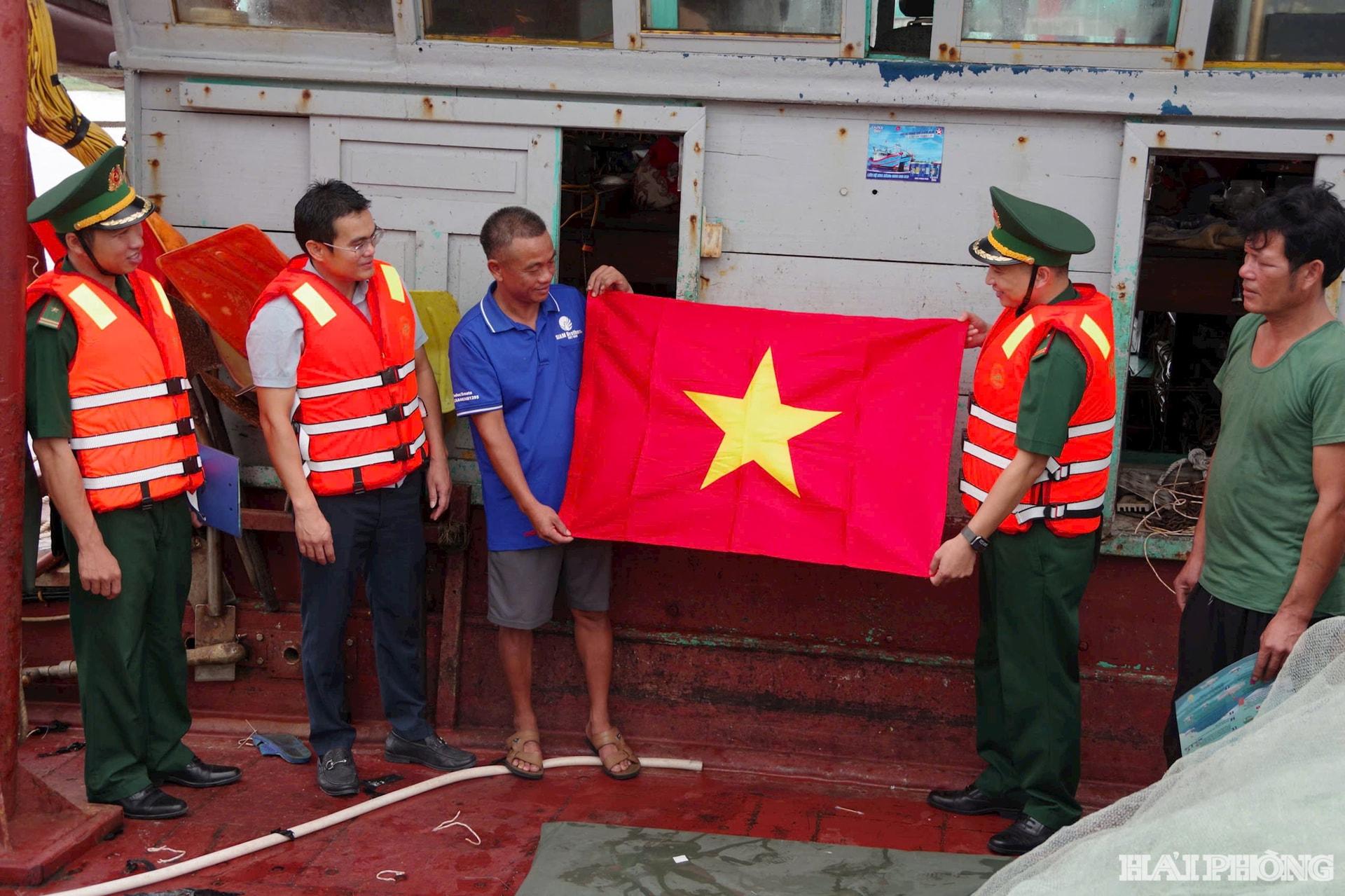 Cán bộ, chiến sĩ Bộ đội biên phòng thành phố trao cờ Tổ quốc tặng ngư dân