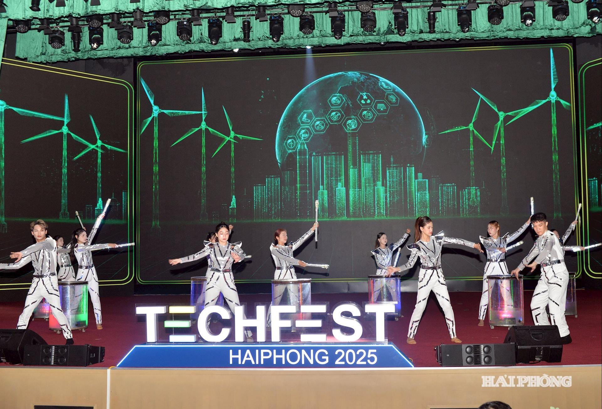 Biểu diễn văn nghệ chào mừng tại lễ khai mạc TECHFEST Hải Phòng 2025