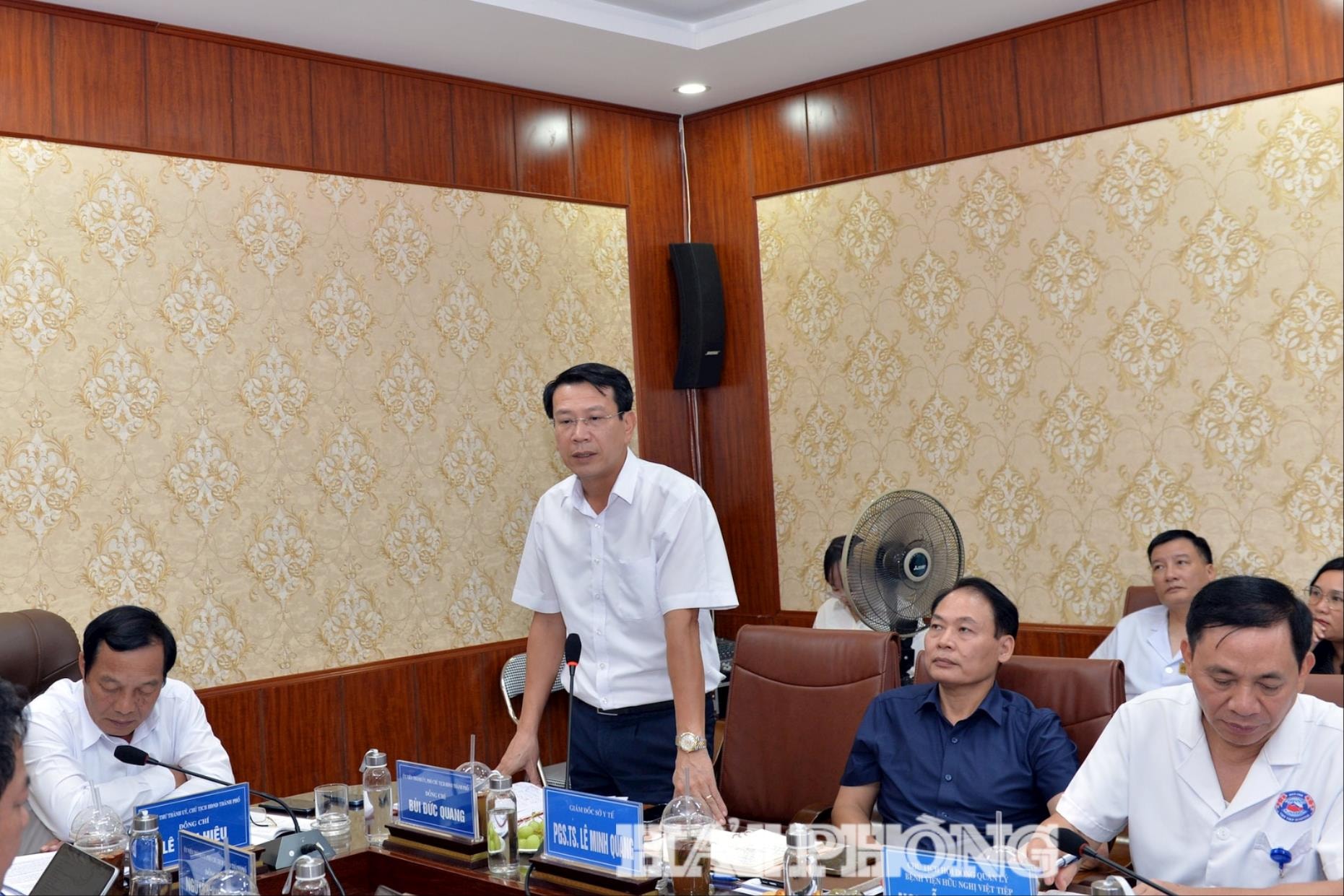 Đồng chí Bùi Đức Quang, Phó chủ tịch Hội đồng nhân dân thành phố phát biểu tại cuộc làm việc