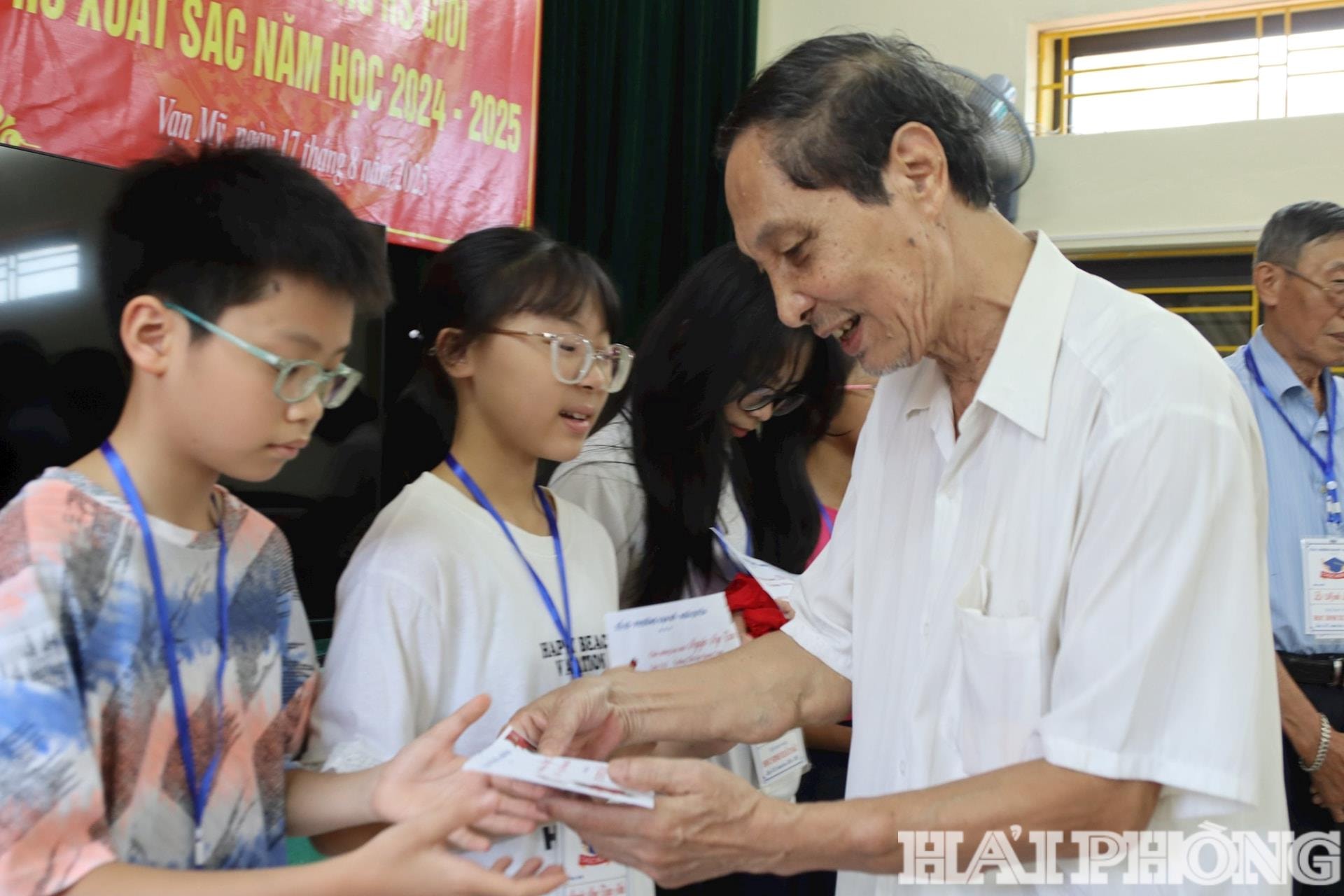 Ông Hoàng Chí Kiên, nguyên Bí thư Chi bộ tổ dân phố trao thưởng học sinh có thành tích cao trong học tập