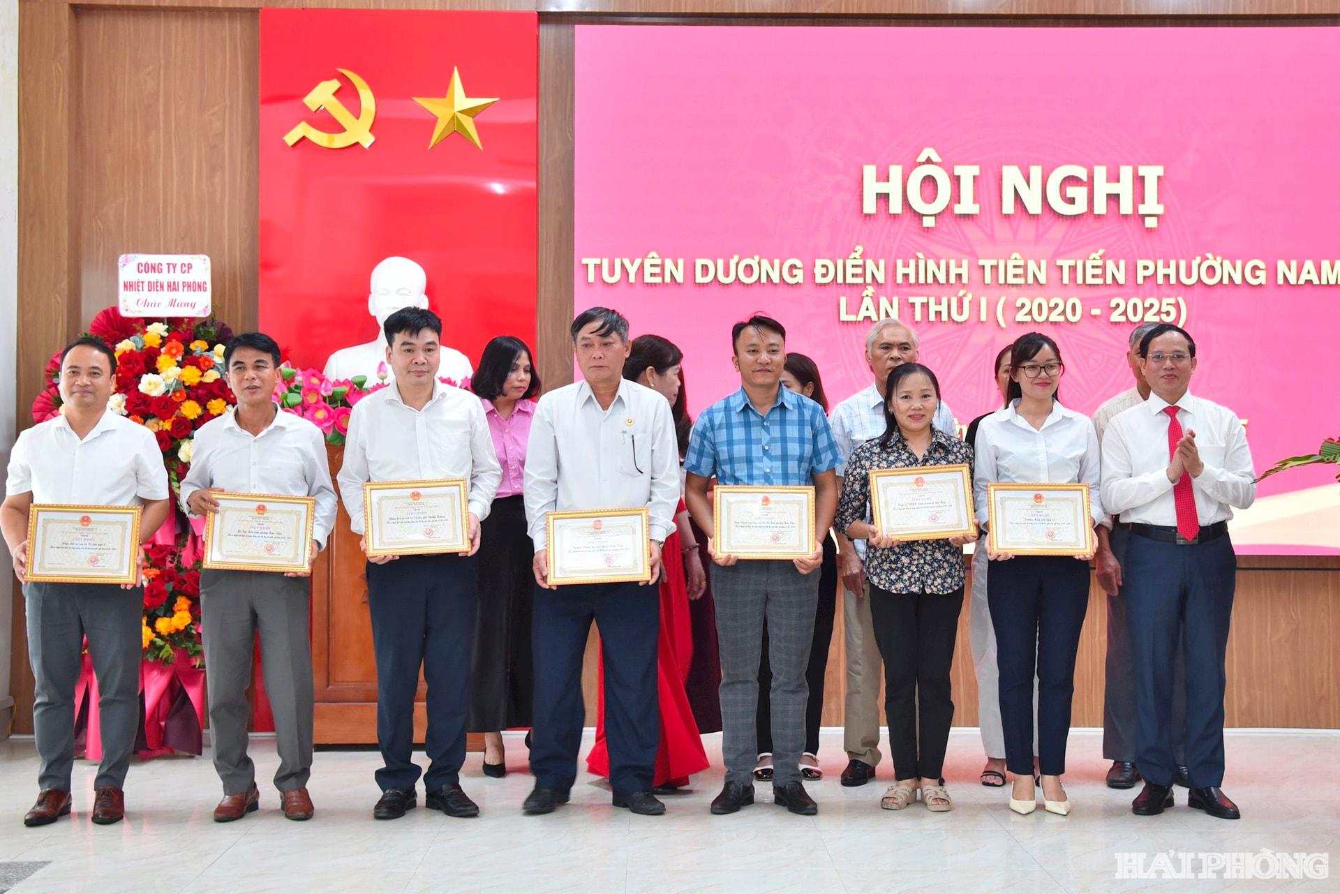 Lãnh đạo phường Nam Triệu trao giấy khen tặng các tập thể có thành tích xuất sắc.