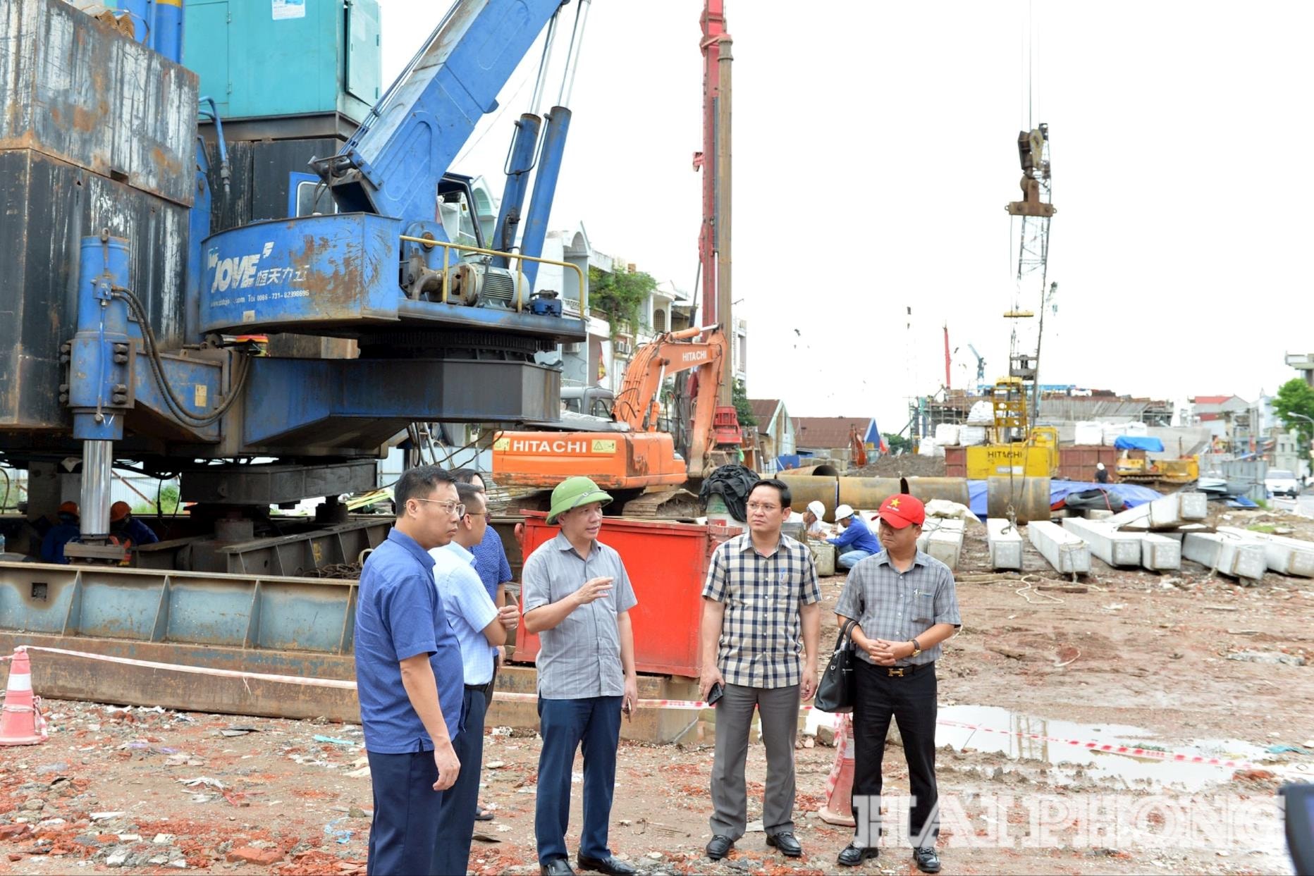 Đoàn công tác kiểm tra tại công trường thi công dự án xây dựng Cầu Nguyễn Trãi trên địa bàn phường Ngô Quyền.