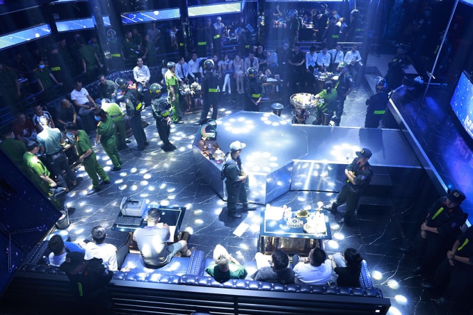 Cảnh sát kiểm tra cơ sở kinh doanh Victory. Ảnh: Công an cung cấp