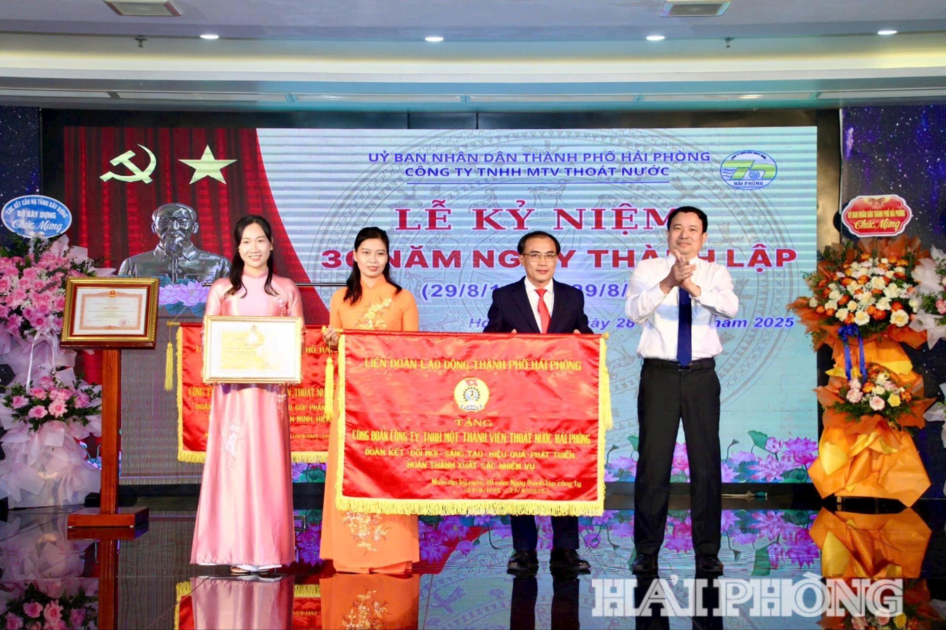 Liên đoàn lao động thành phố trao cờ thi đua xuất sắc tặng Công ty TNHH MTV thoát nước Hải Phòng.