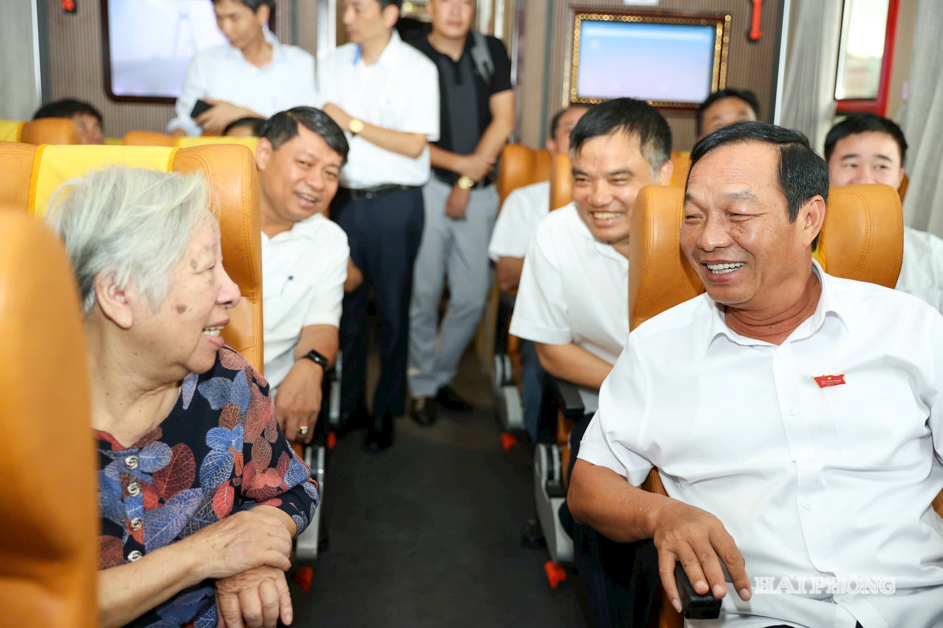 Đồng chí Lê Văn Hiệu kiểm tra thực tế cơ sở hạ tầng, chất lượng dịch vụ tại ga Hải Phòng, ga Thượng Lý để chuẩn bị cho việc đưa đón người lao động từ phía tây sang phía đông làm việc bằng tàu hỏa. Ảnh: LÊ DŨNG